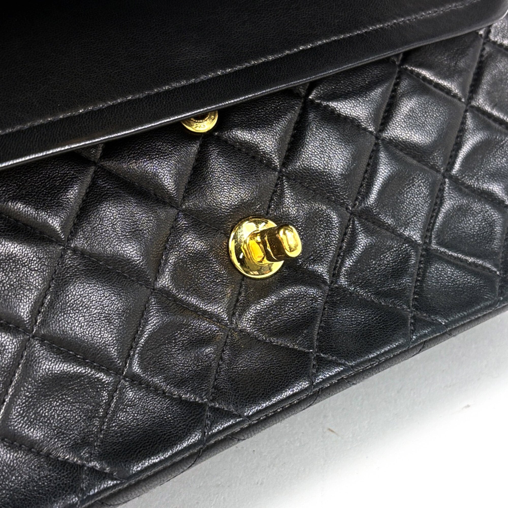 Chanel Black Leather Shoulder Bag (Pre-Owned)