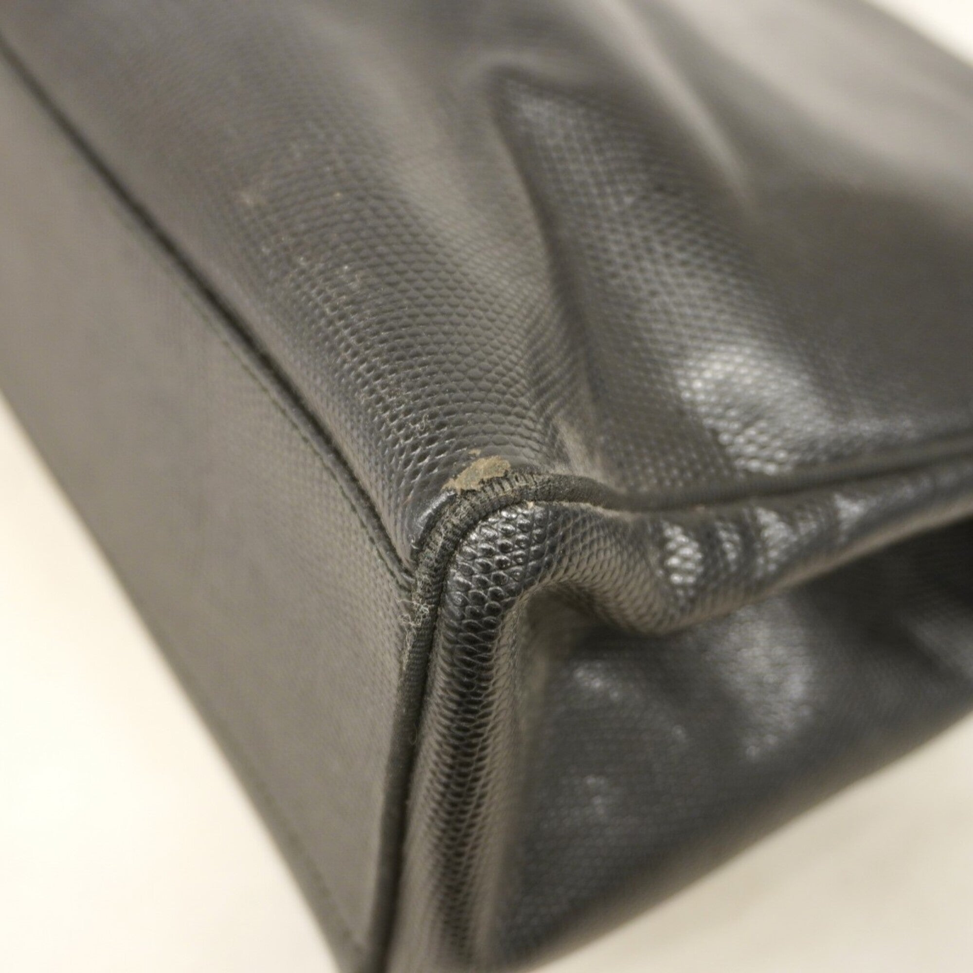 Salvatore Ferragamo Black Leather Shoulder Bag (Pre-Owned)