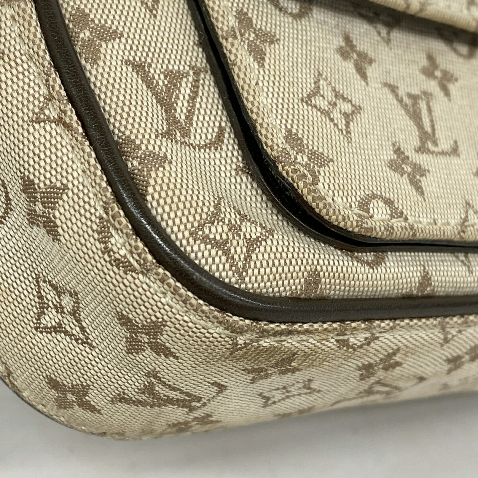Louis Vuitton Khaki Shoulder Bag (Pre-Owned)