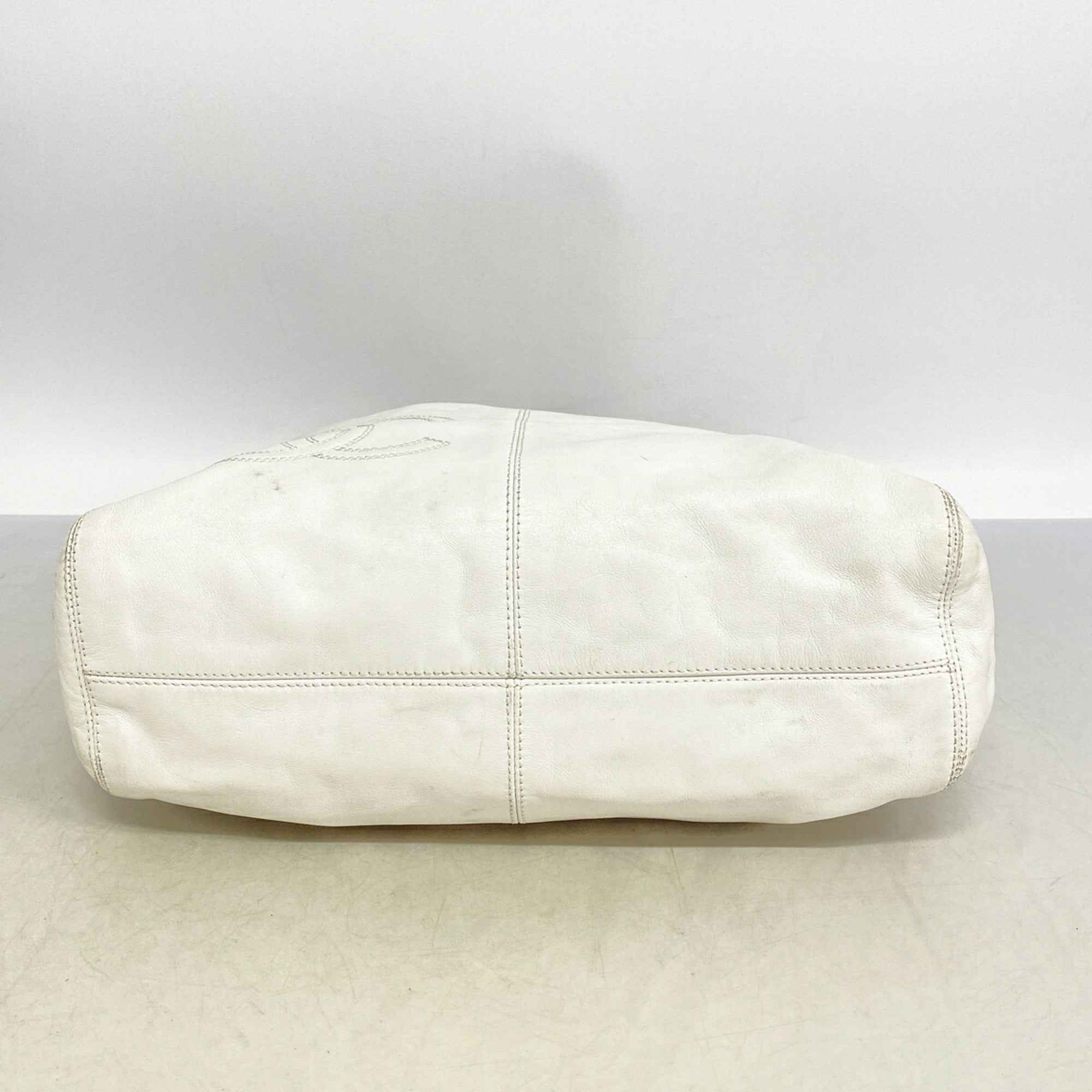 Chanel White Leather Shoulder Bag (Pre-Owned)