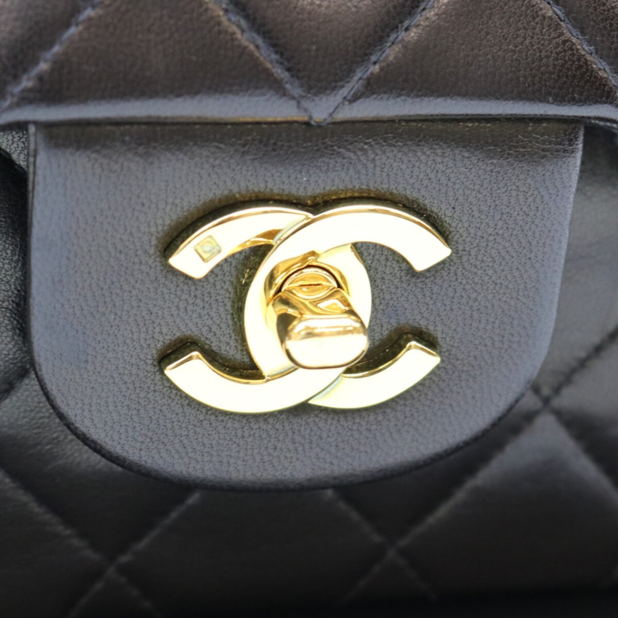 Chanel Black Leather Shoulder Bag (Pre-Owned)
