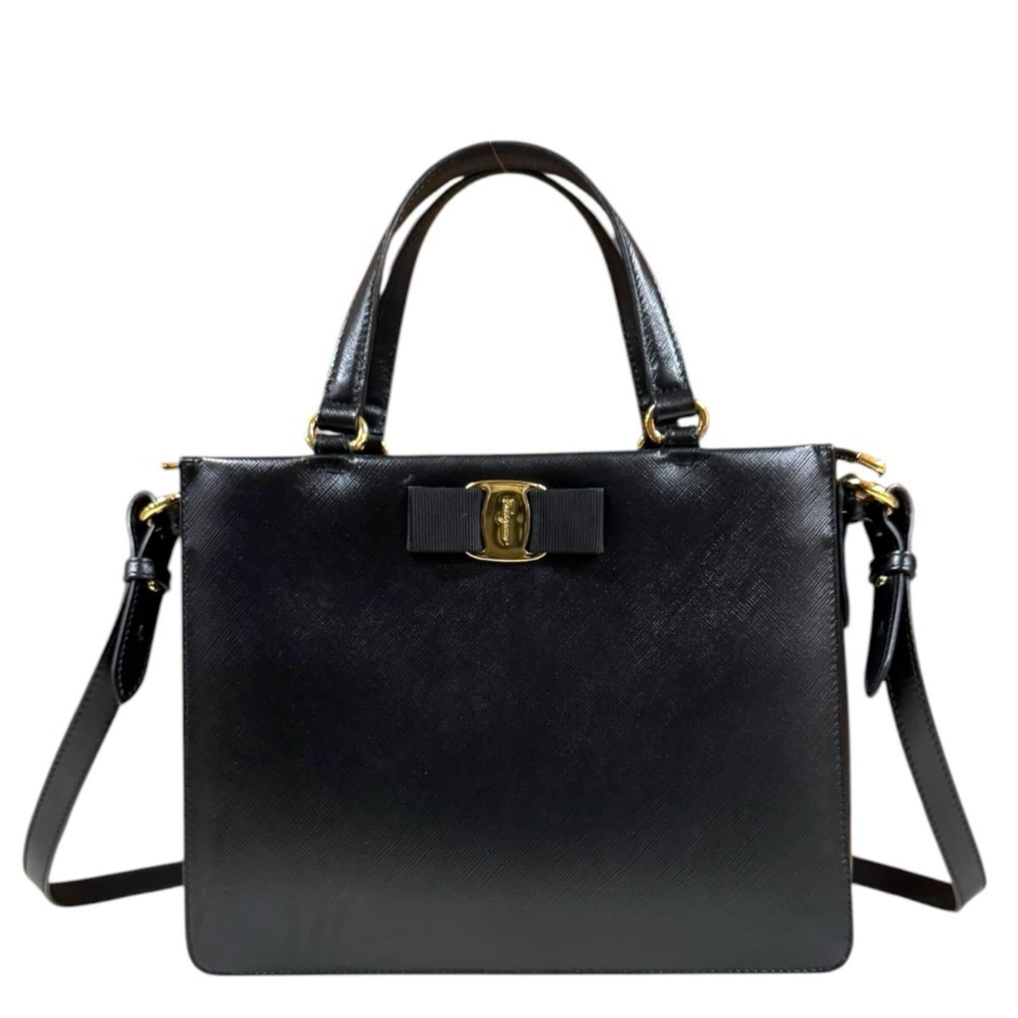 Salvatore Ferragamo Black Leather Shoulder Bag (Pre-Owned)