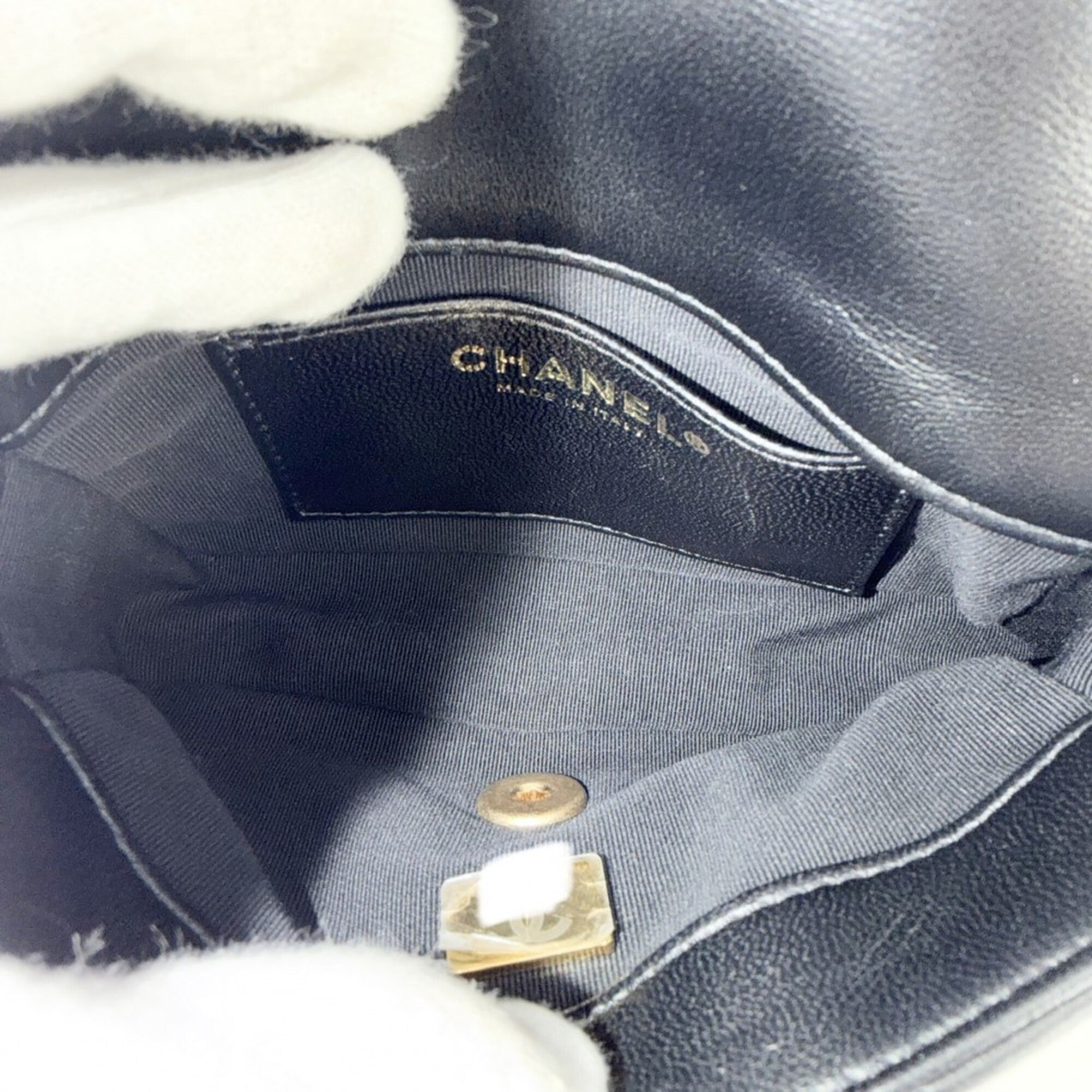 Chanel Black Leather Shoulder Bag (Pre-Owned)