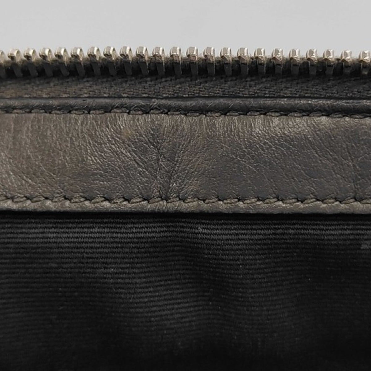 Yves Saint Laurent Gray Leather Clutch Bag (Pre-Owned)