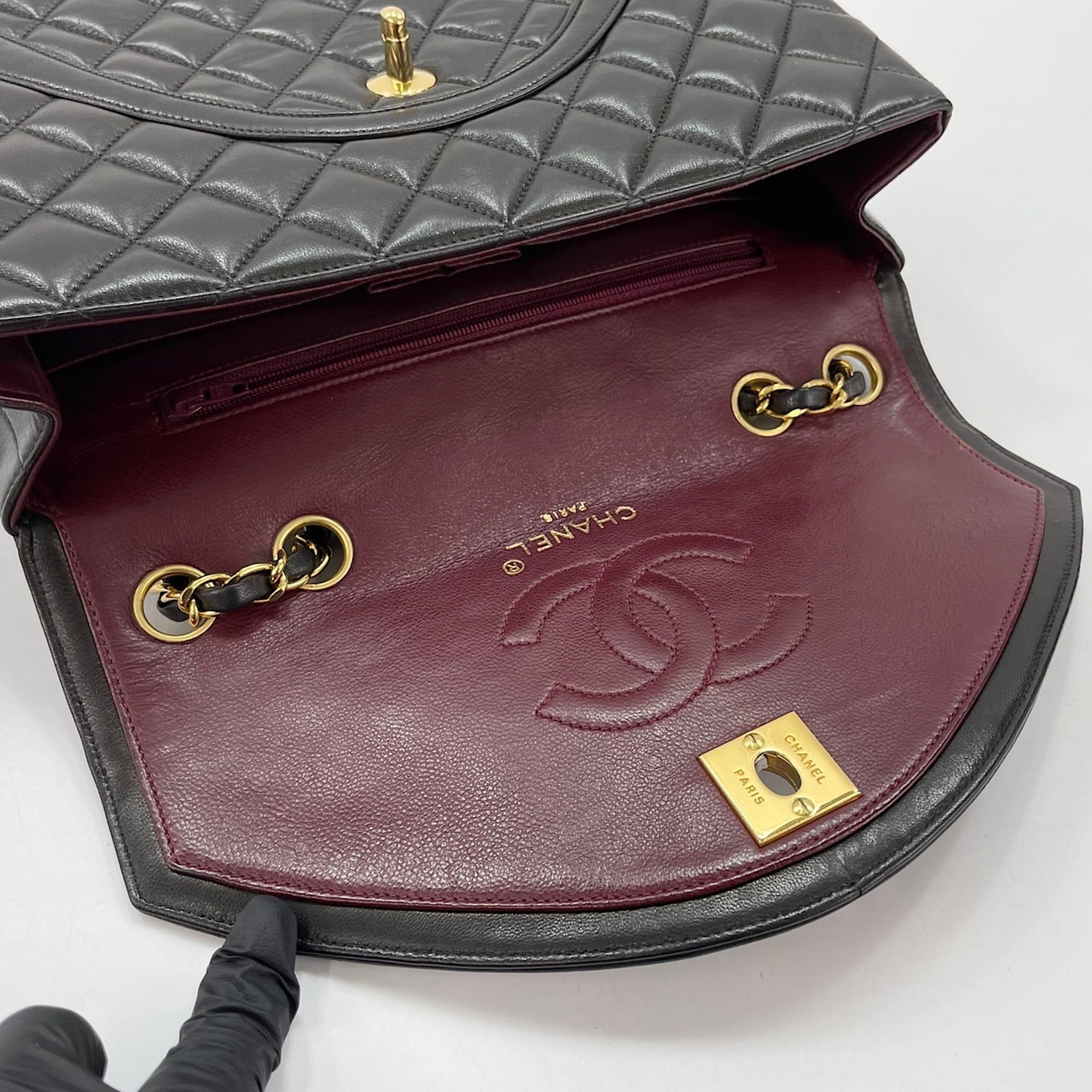 Chanel Black Shoulder Bag (Pre-Owned)