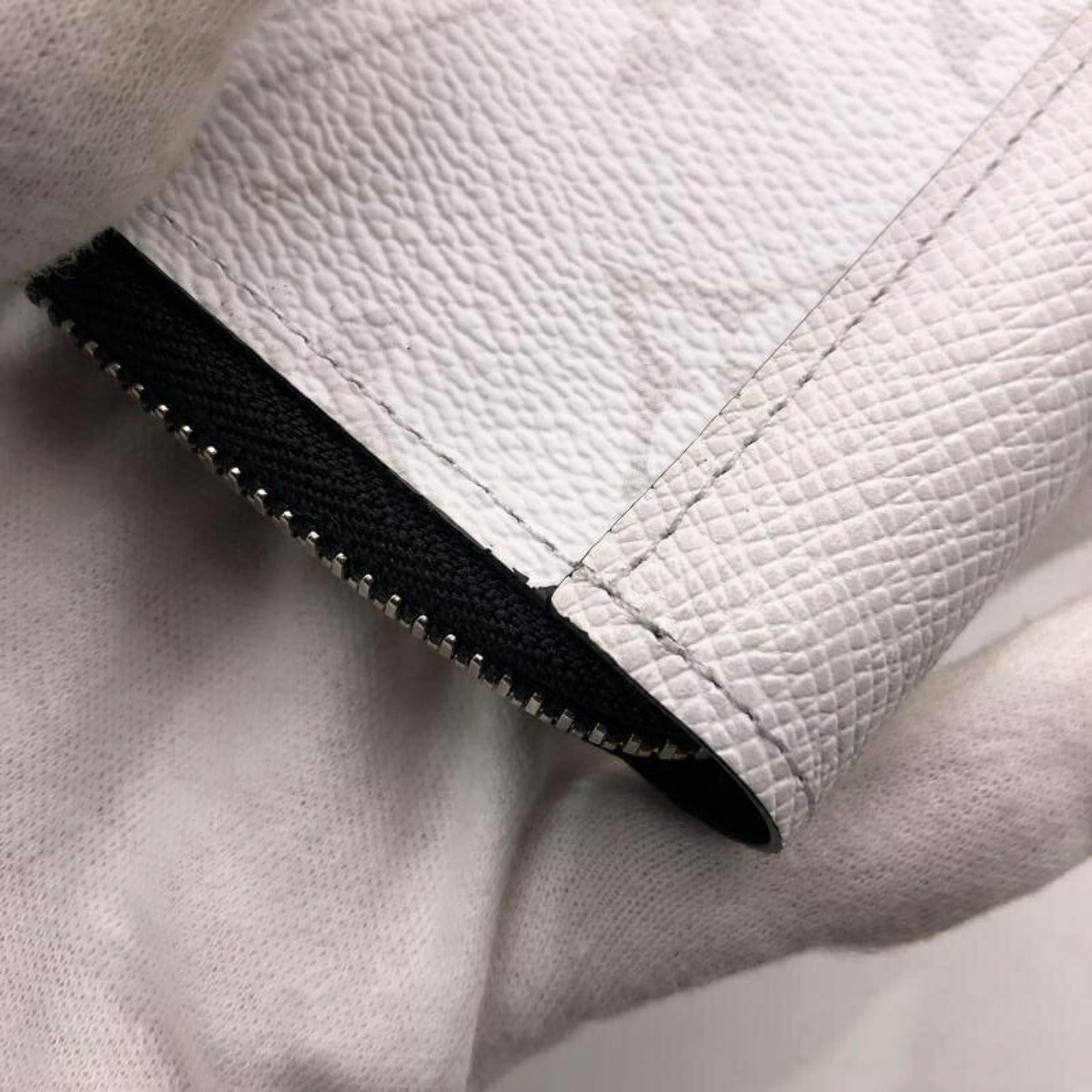 Louis Vuitton White Monogram Eclipse Long Wallet (Bi-Fold) (Pre-Owned)