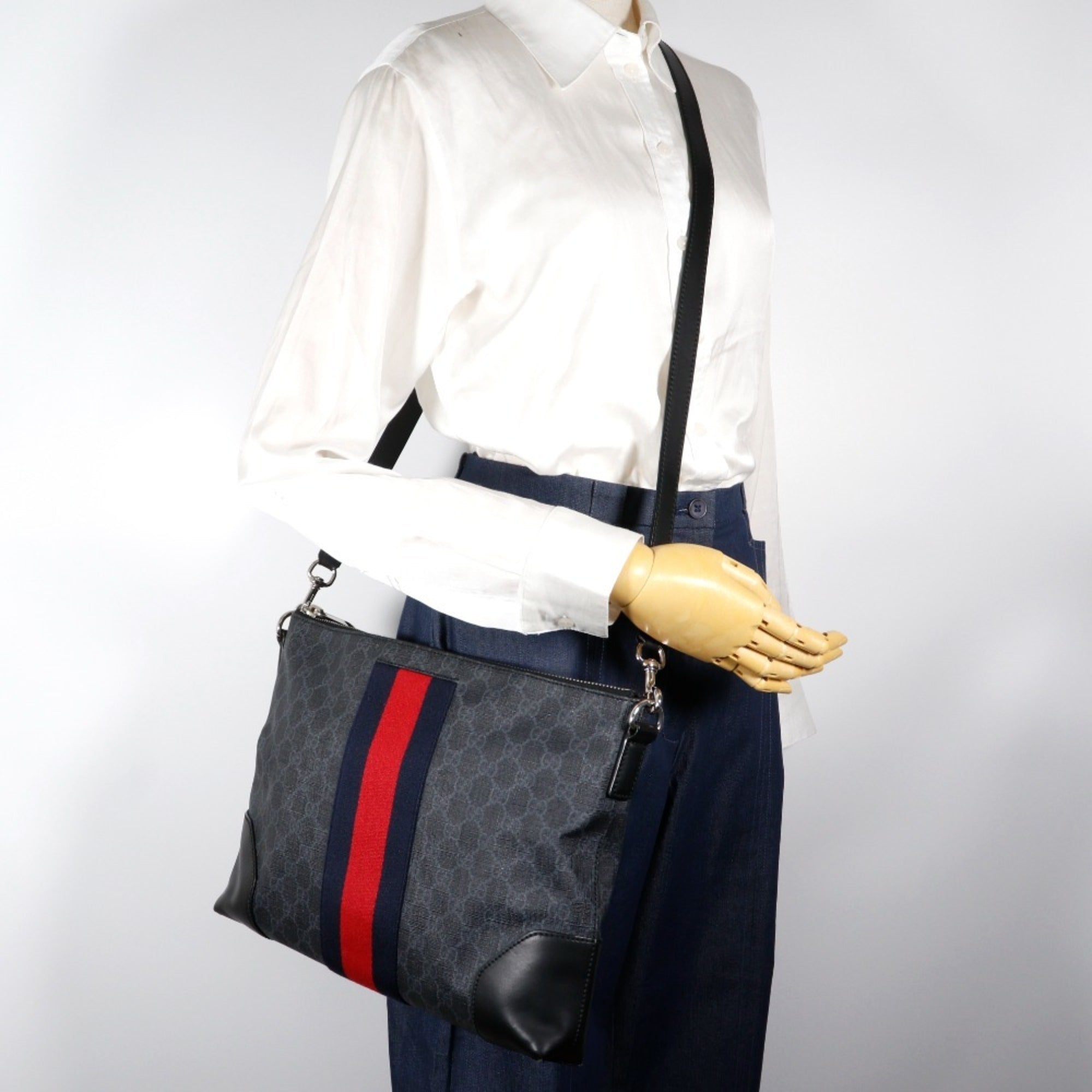 Gucci Black Gg Supreme Messenger Bag Shoulder Bag (Pre-Owned)
