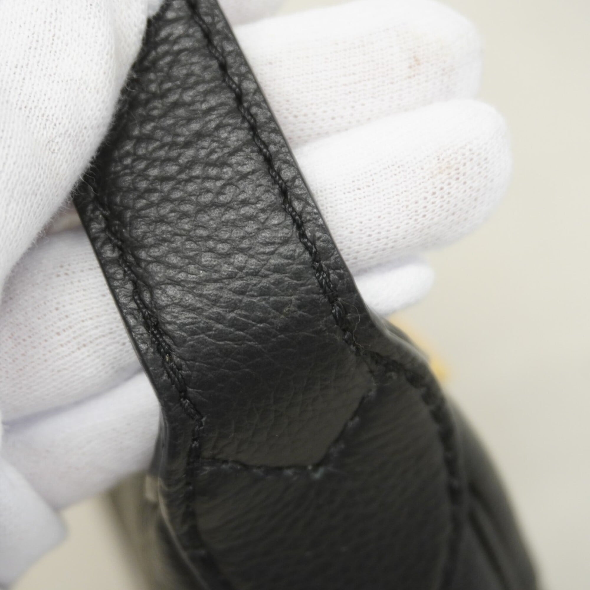 Louis Vuitton Noir Handbag (Pre-Owned)