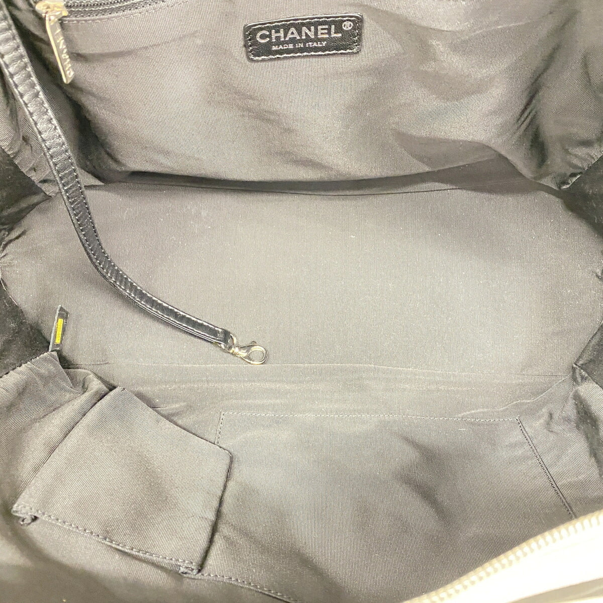 Chanel Black Leather Tote Bag (Pre-Owned)