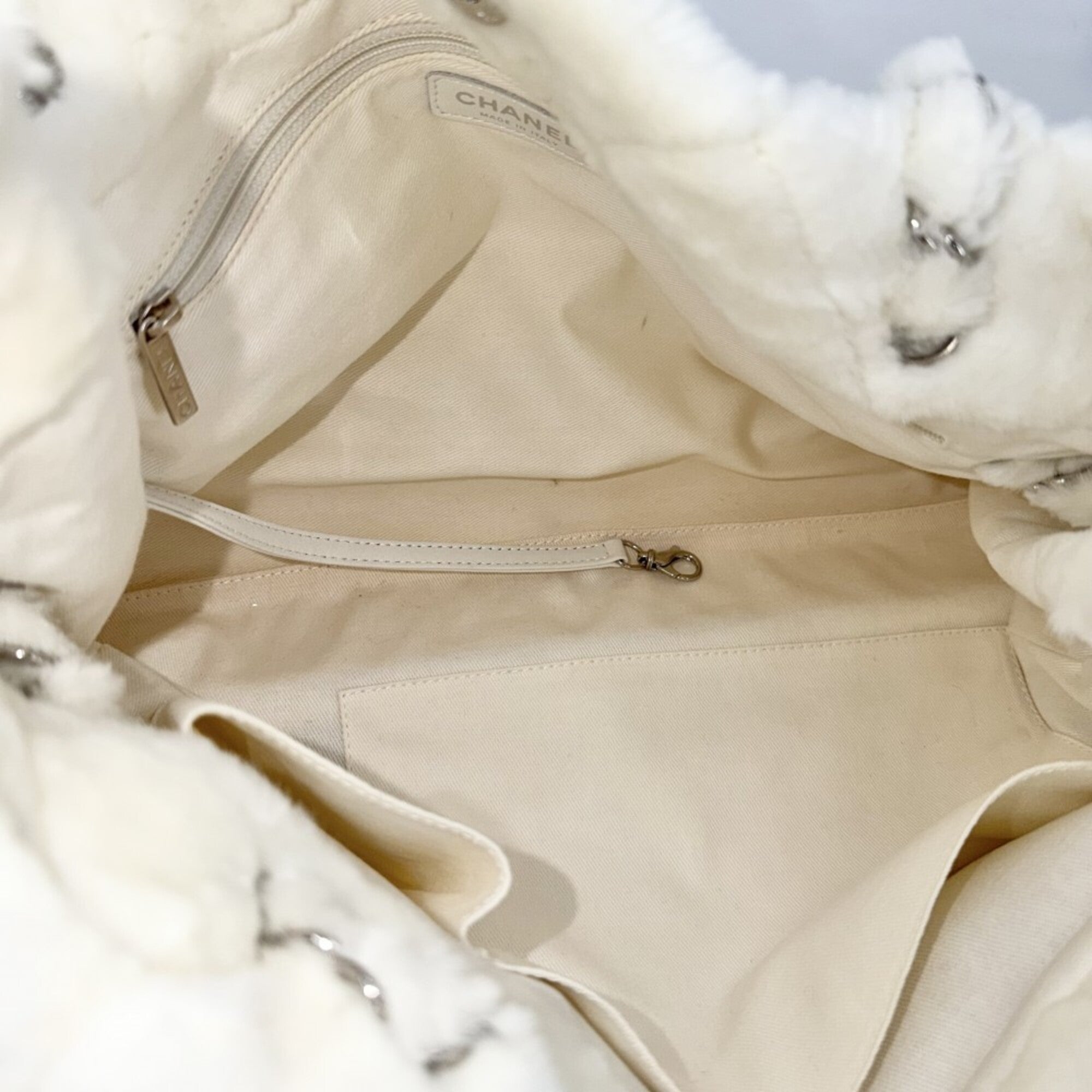 Chanel White Faux Fur Handbag Tote Bag (Pre-Owned)