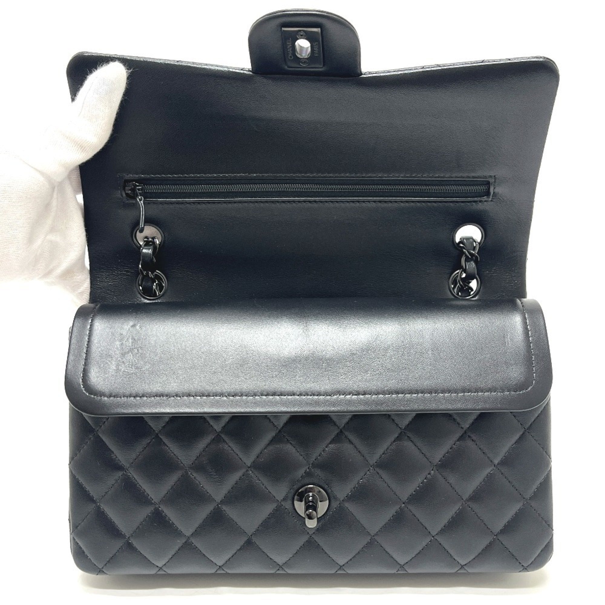 Chanel Black Leather Shoulder Bag (Pre-Owned)