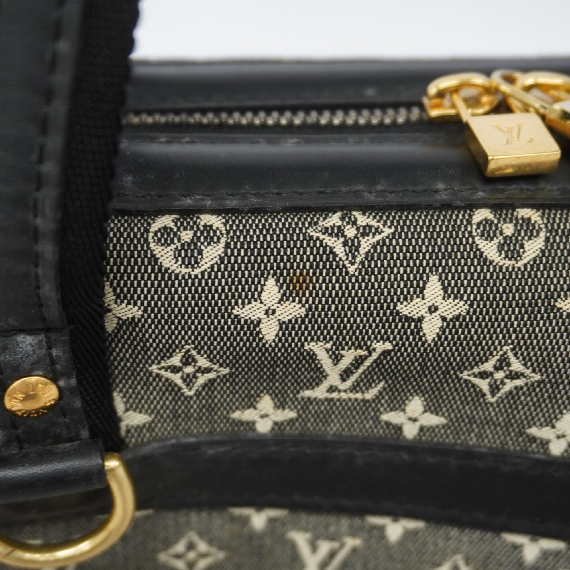 Louis Vuitton Noir Handbag (Pre-Owned)