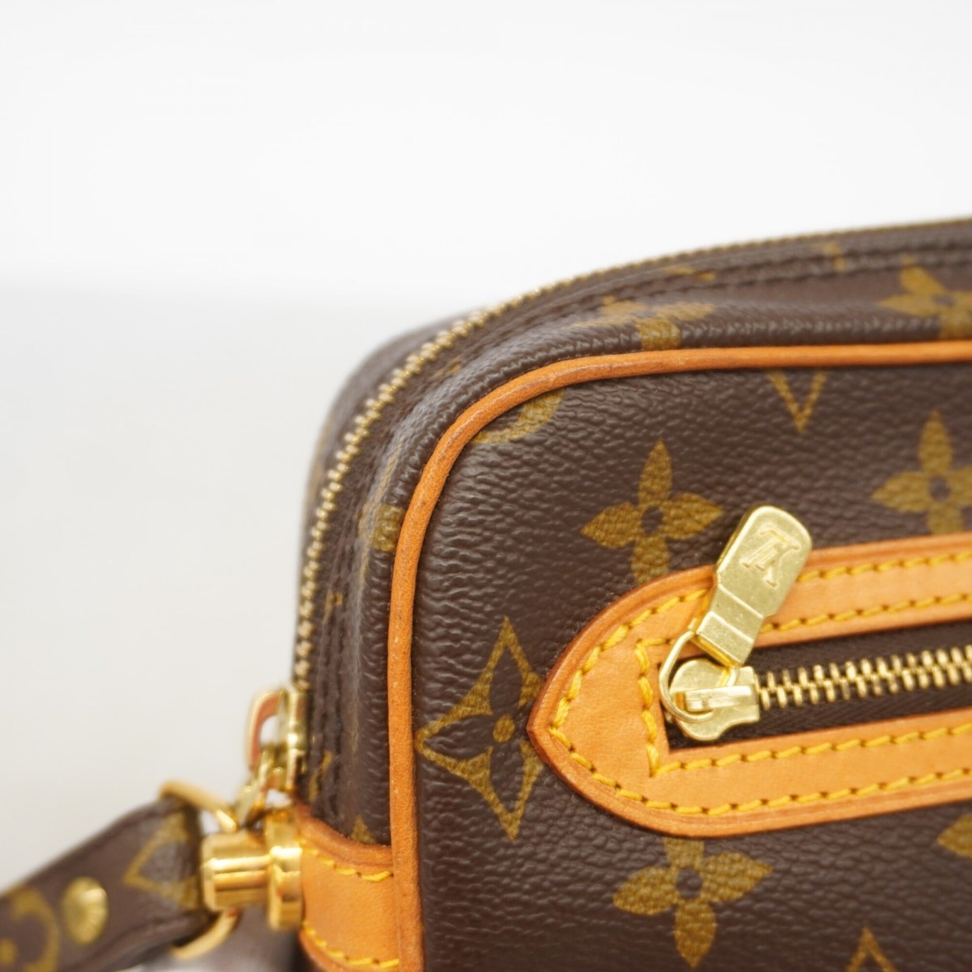 Louis Vuitton Brown Clutch Bag (Pre-Owned)