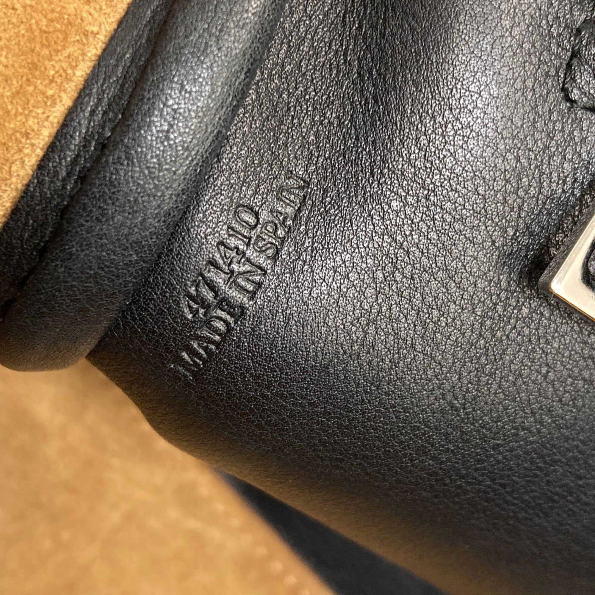 Loewe Black Leather Handbag (Pre-Owned)