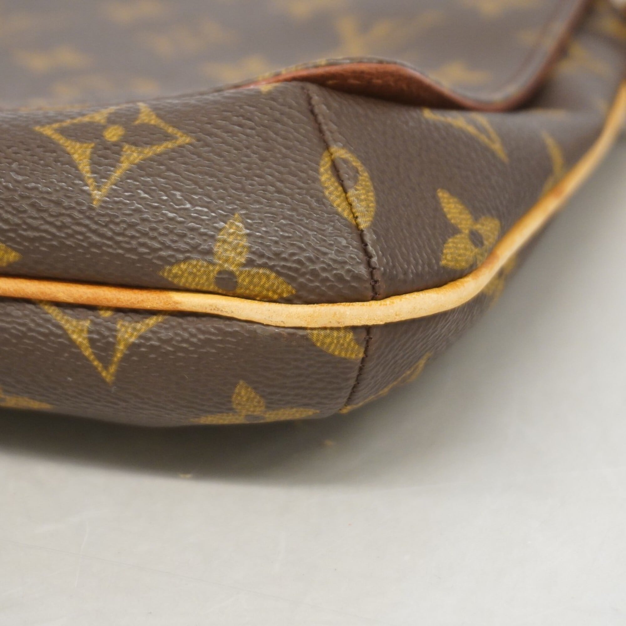Louis Vuitton Brown Shoulder Bag (Pre-Owned)