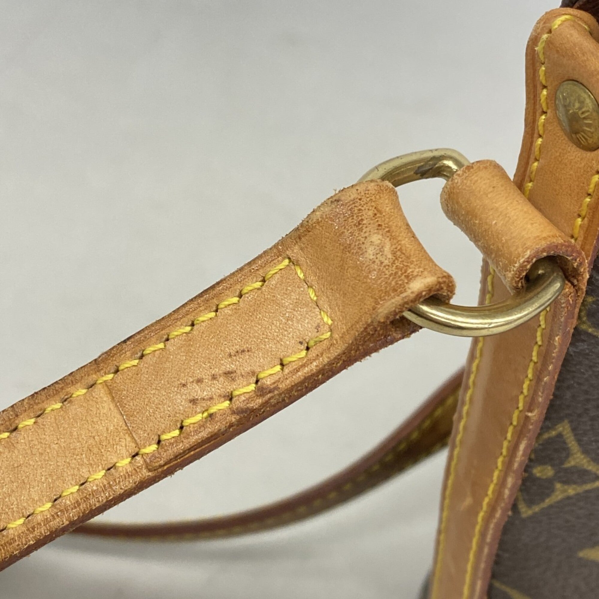 Louis Vuitton Brown Shoulder Bag (Pre-Owned)