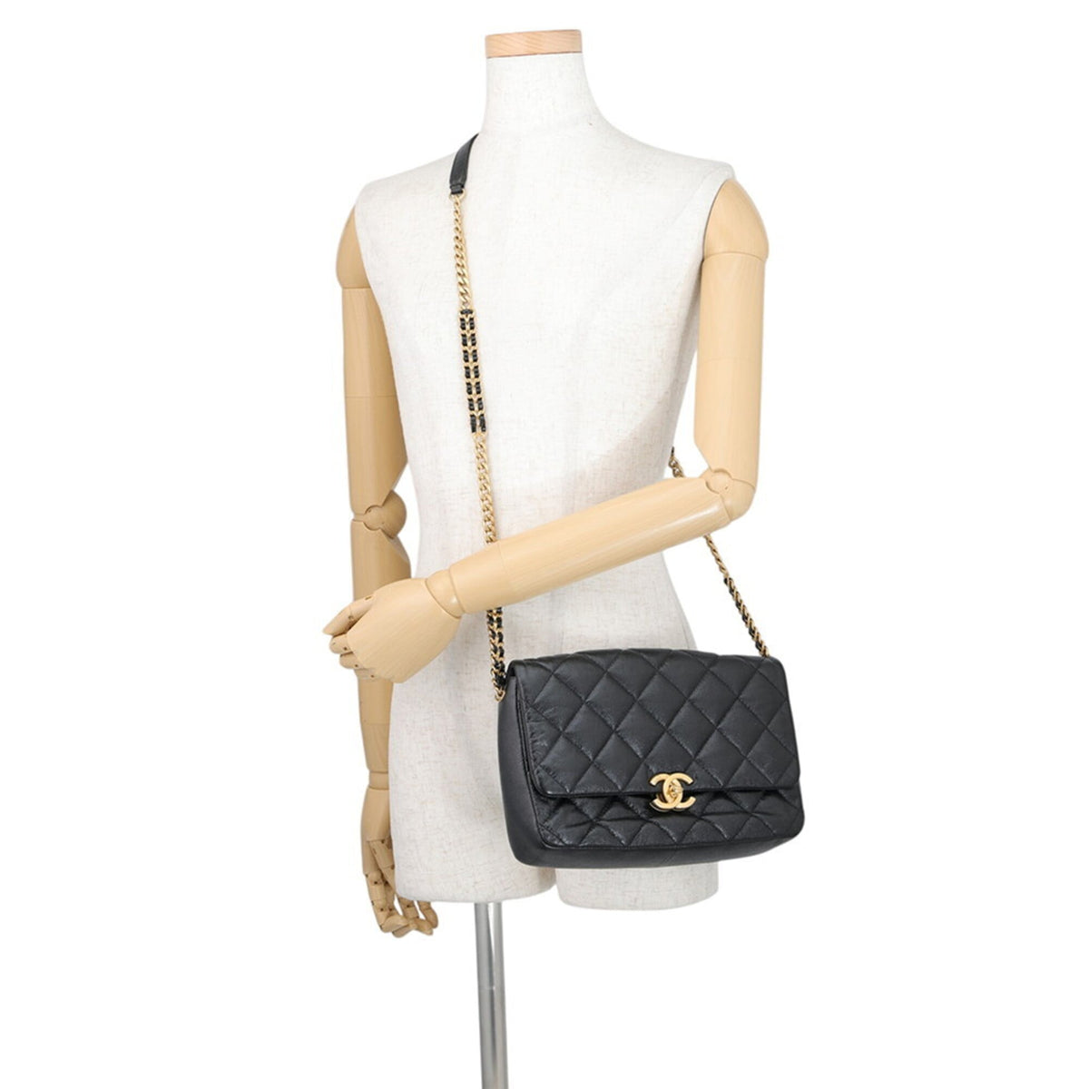 Chanel Matelasse Black Grained Calfskin Handbag Shoulder Bag (Pre-Owned)