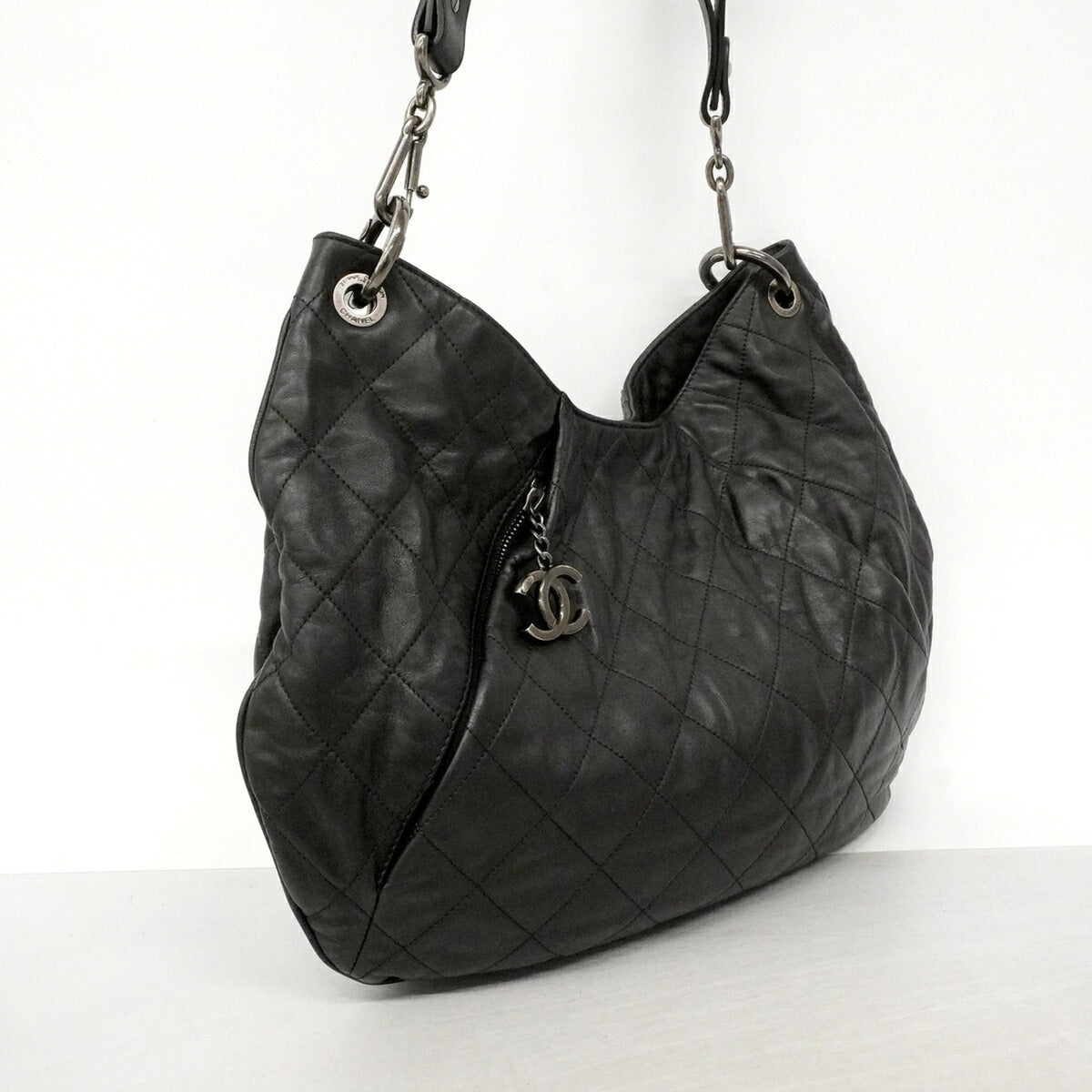 Chanel Black Leather Shoulder Bag (Pre-Owned)