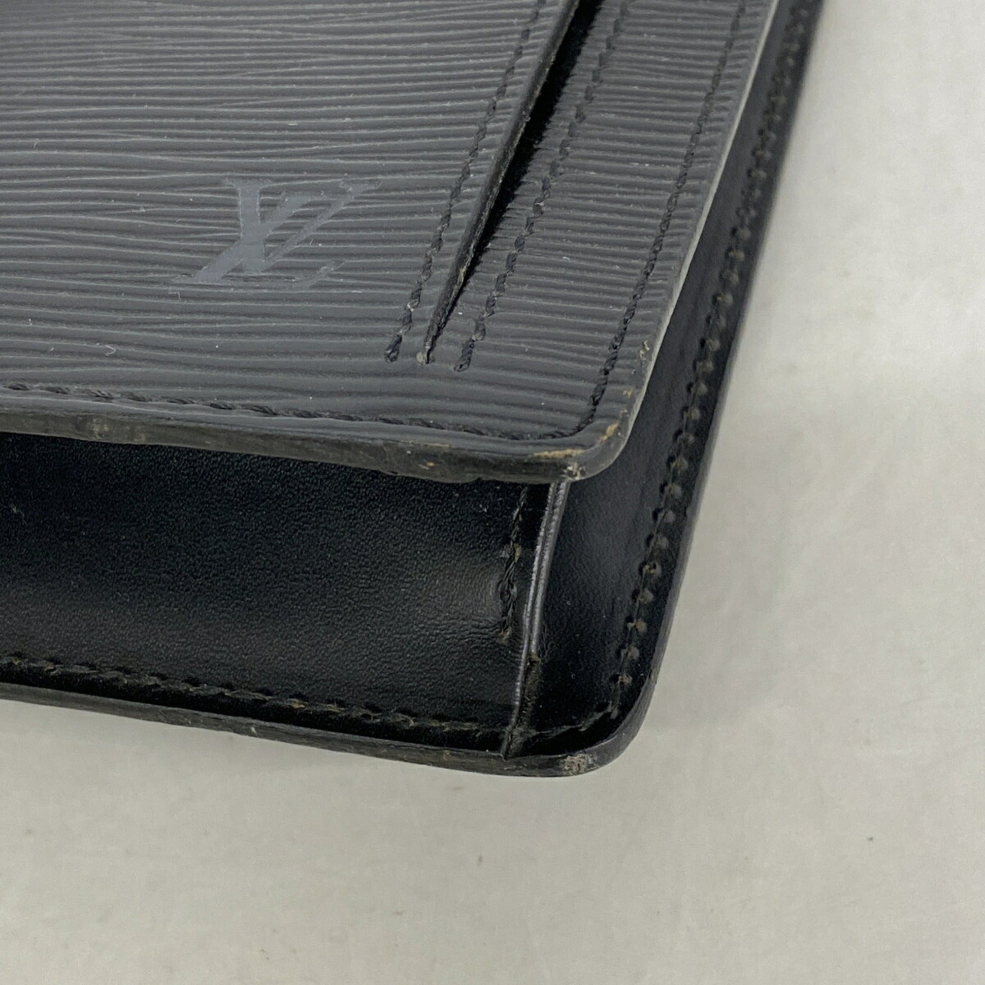 Louis Vuitton Noir Clutch Bag (Pre-Owned)