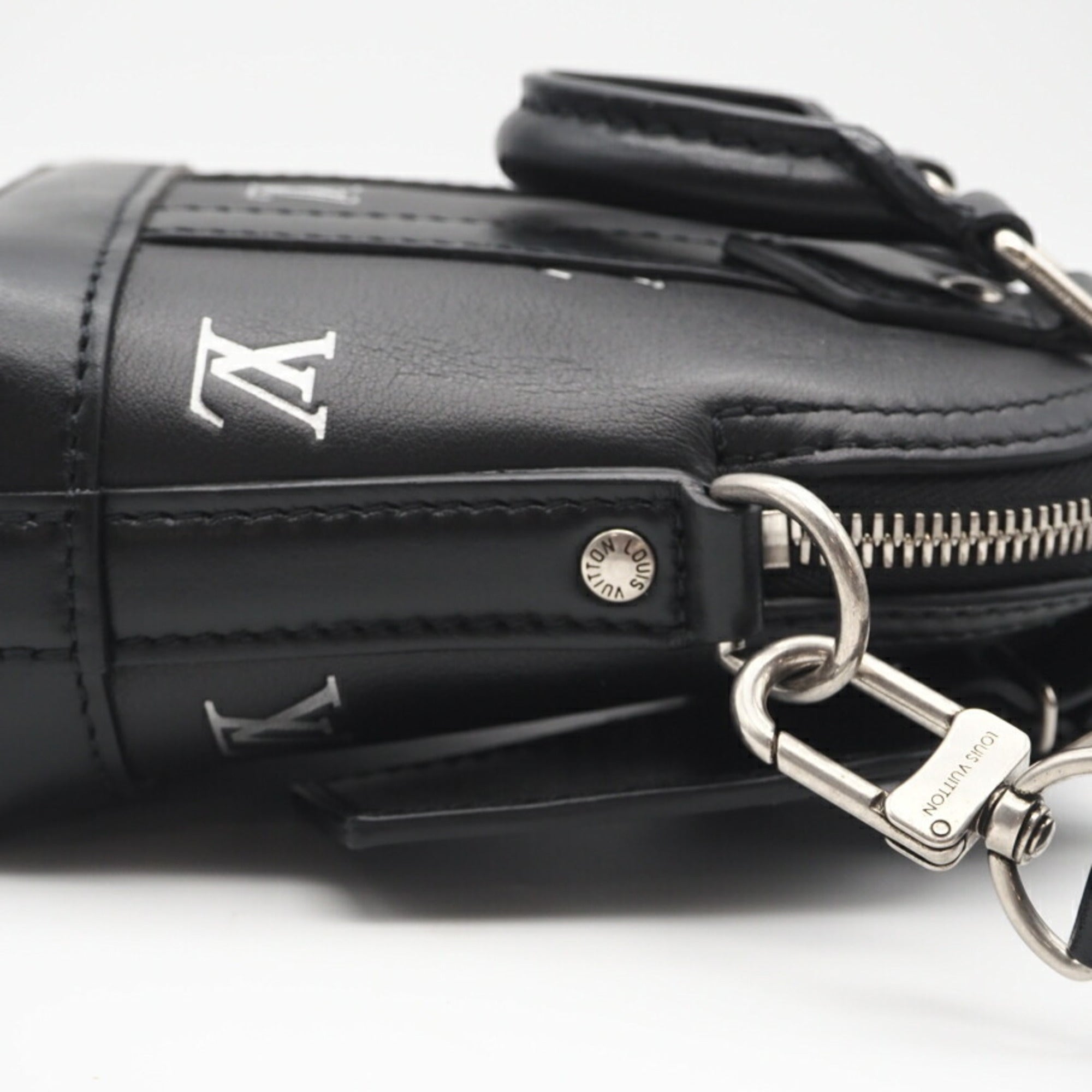 Louis Vuitton Black Leather Shoulder Bag (Pre-Owned)