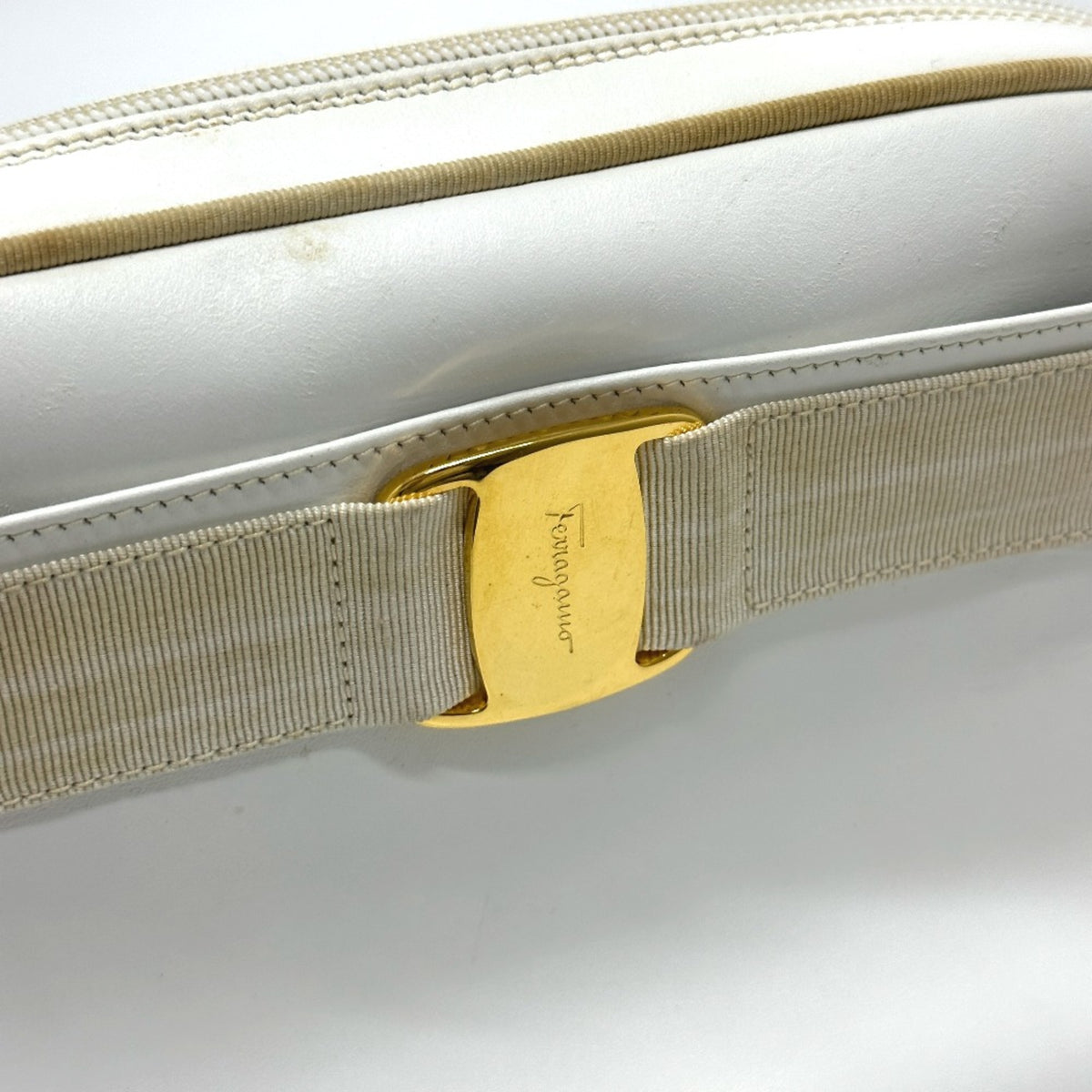 Salvatore Ferragamo White Leather Shoulder Bag (Pre-Owned)