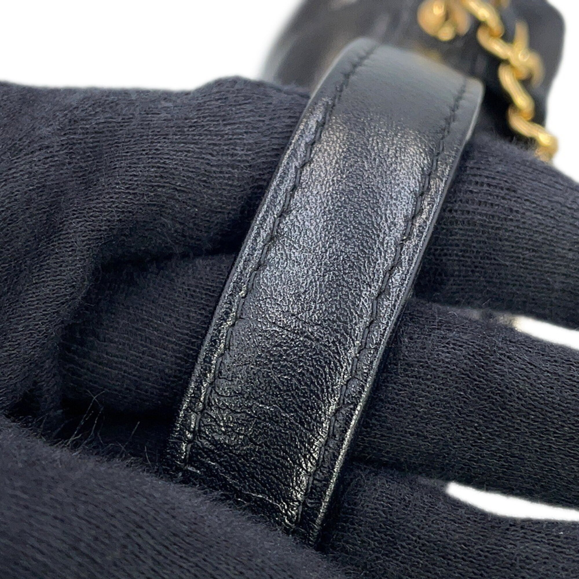 Chanel Black Leather Shoulder Bag (Pre-Owned)