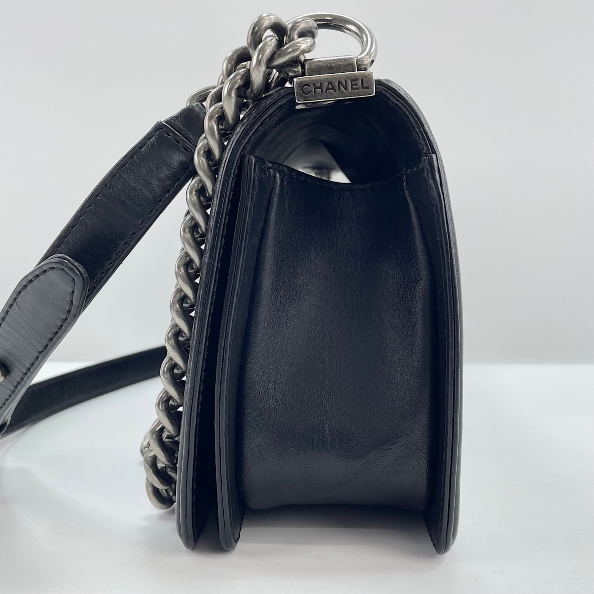 Chanel Boy Chanel Black Leather Shoulder Bag (Pre-Owned)