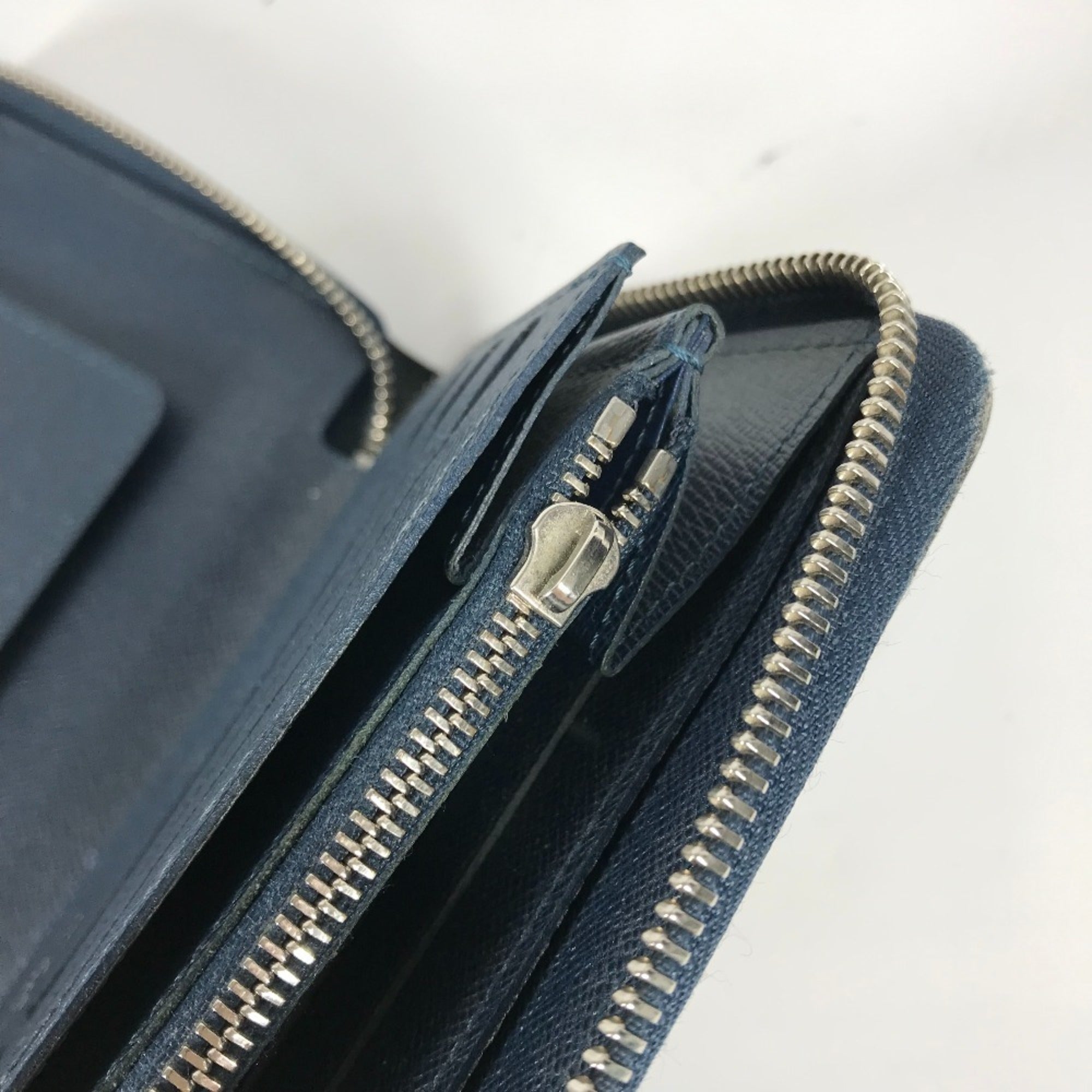 Louis Vuitton Taiga Blue Taiga Leather Long Wallet (Bi-Fold) (Pre-Owned)