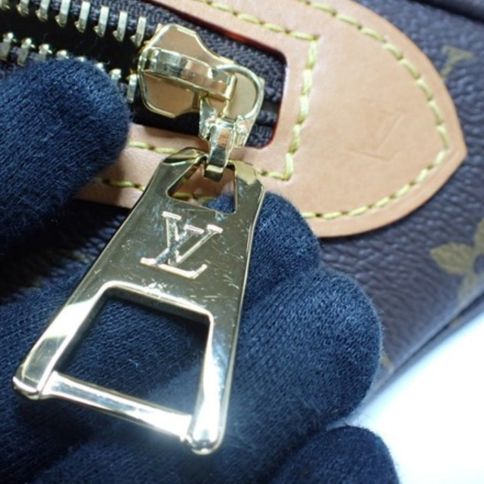 Louis Vuitton Brown Monogram Pouch Shoulder Bag Sling Bag (Pre-Owned)
