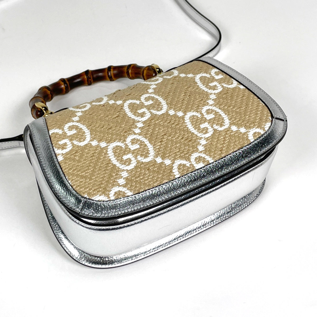 Gucci Beige Silver Raffia Patent Leather Handbag (Pre-Owned)
