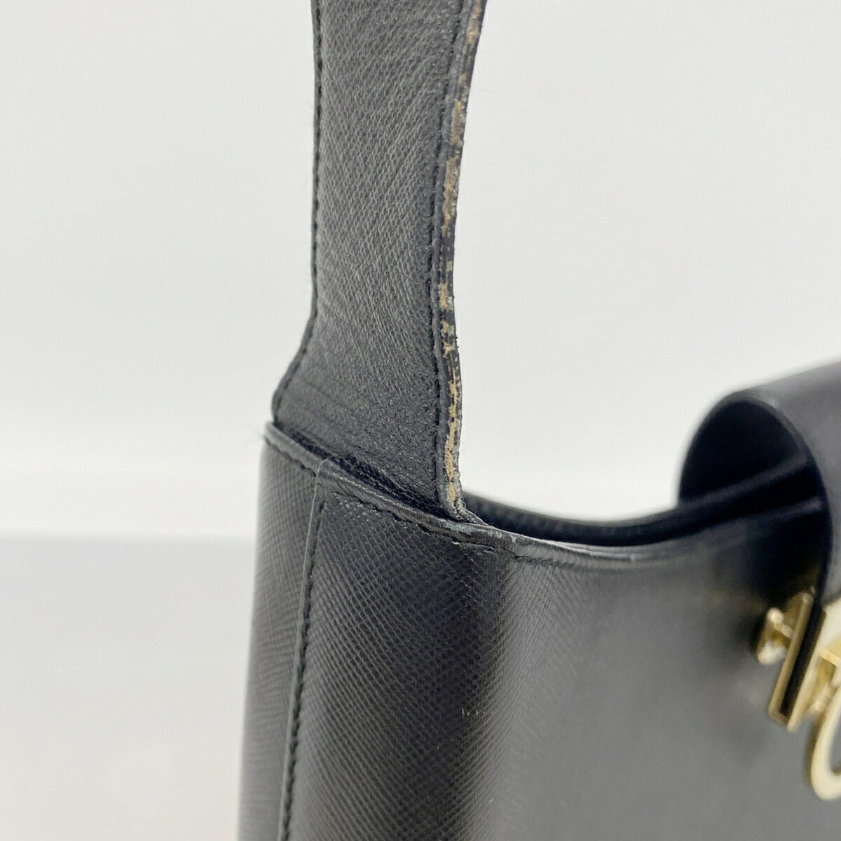 Salvatore Ferragamo Black Leather Shoulder Bag (Pre-Owned)