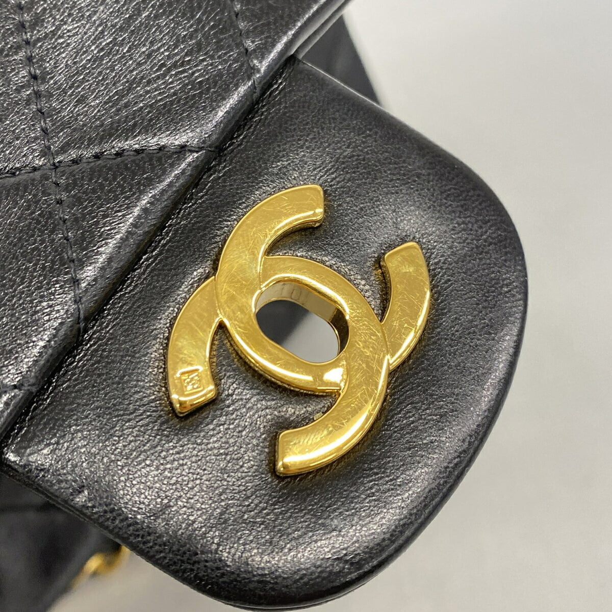 Chanel Black Leather Shoulder Bag (Pre-Owned)