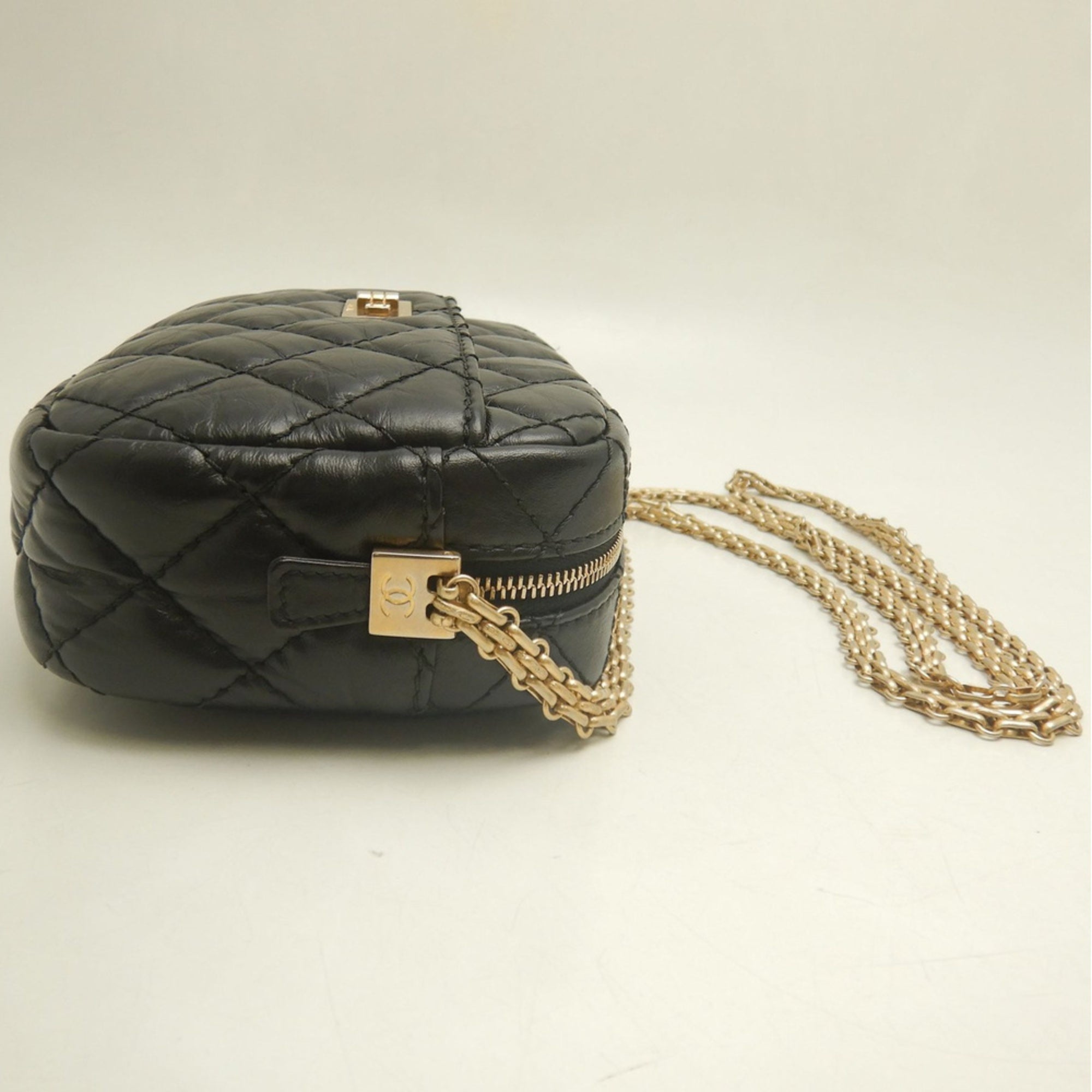 Chanel Black Leather Shoulder Bag (Pre-Owned)