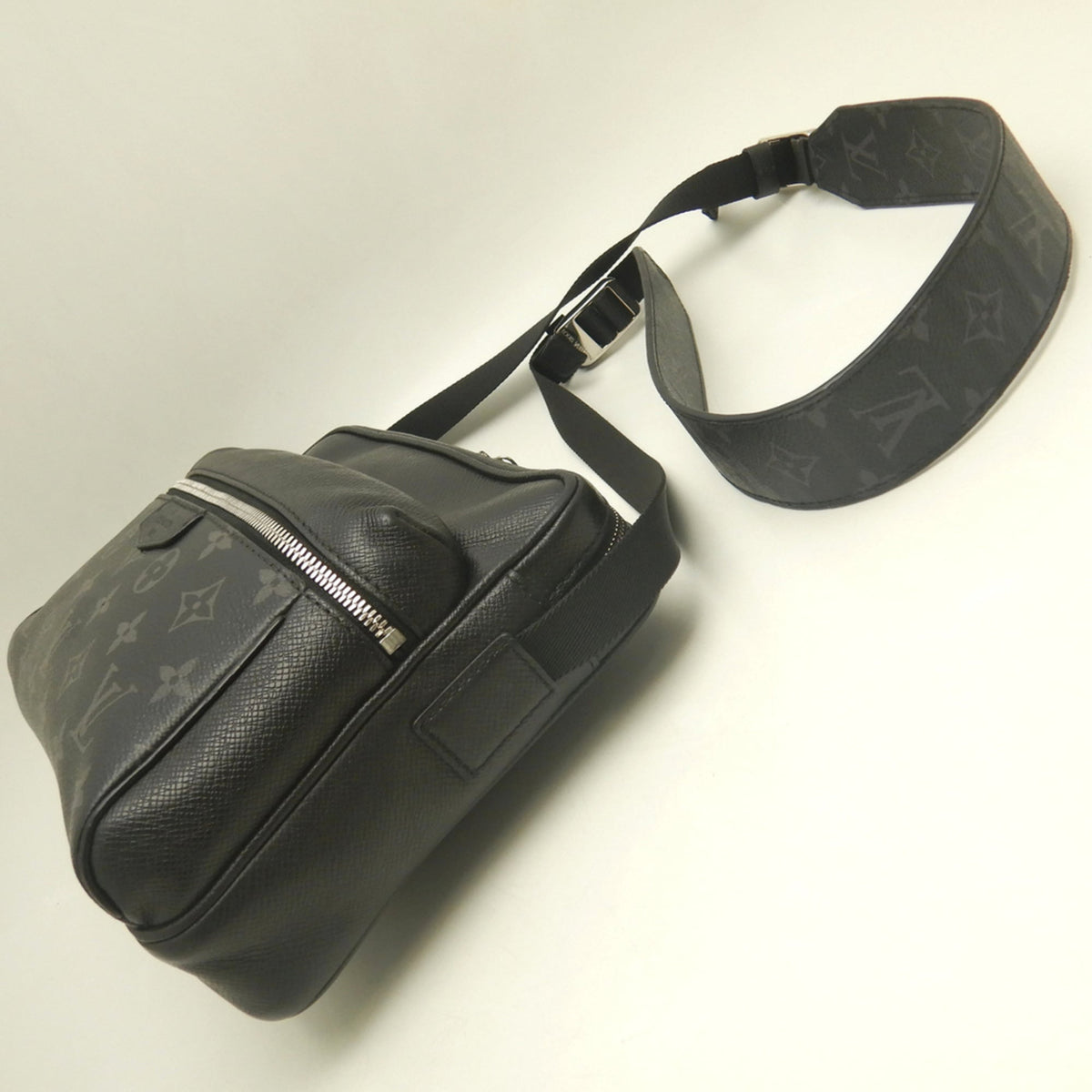 Louis Vuitton Noir Taigarama Shoulder Bag (Pre-Owned)