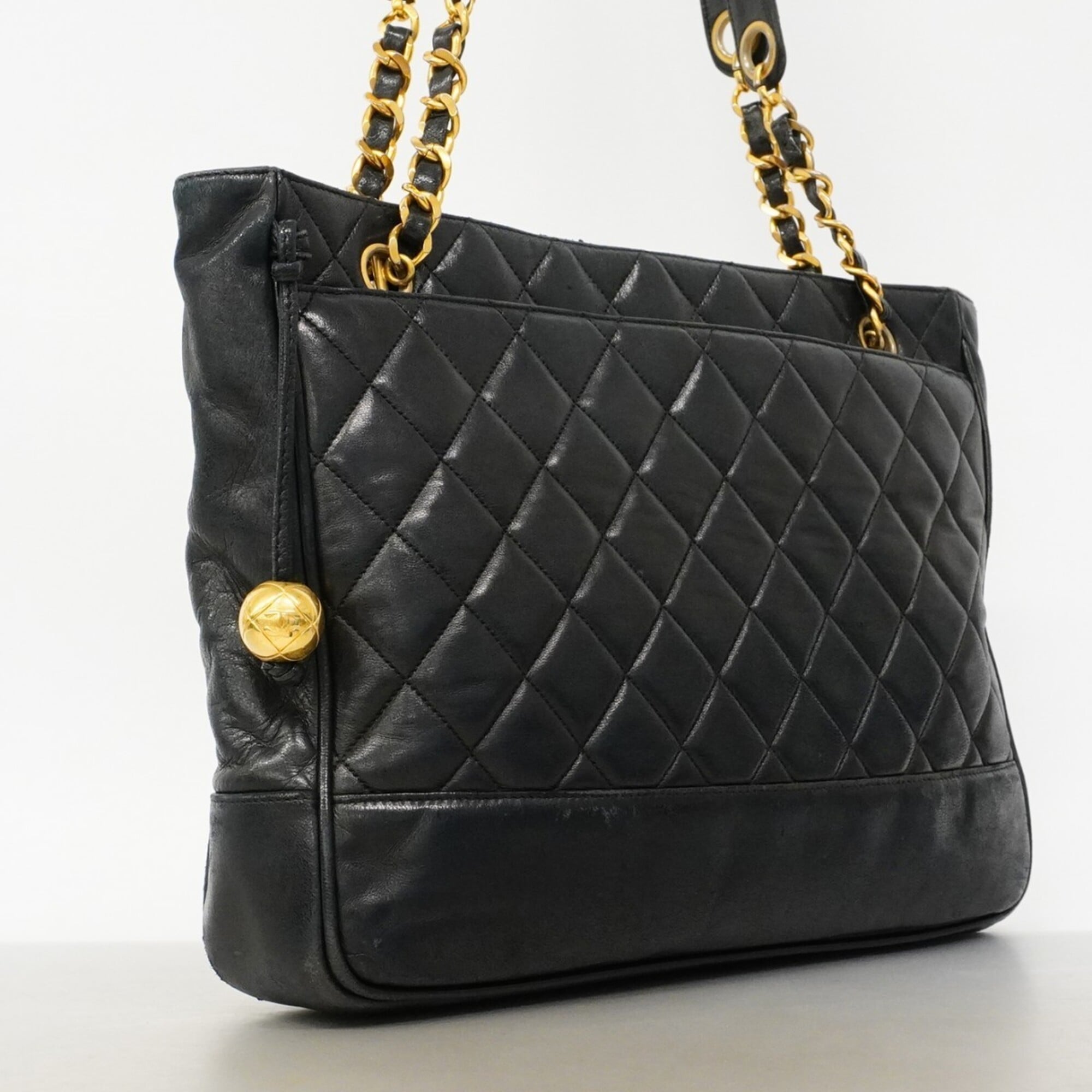 Chanel Black Leather Shoulder Bag (Pre-Owned)