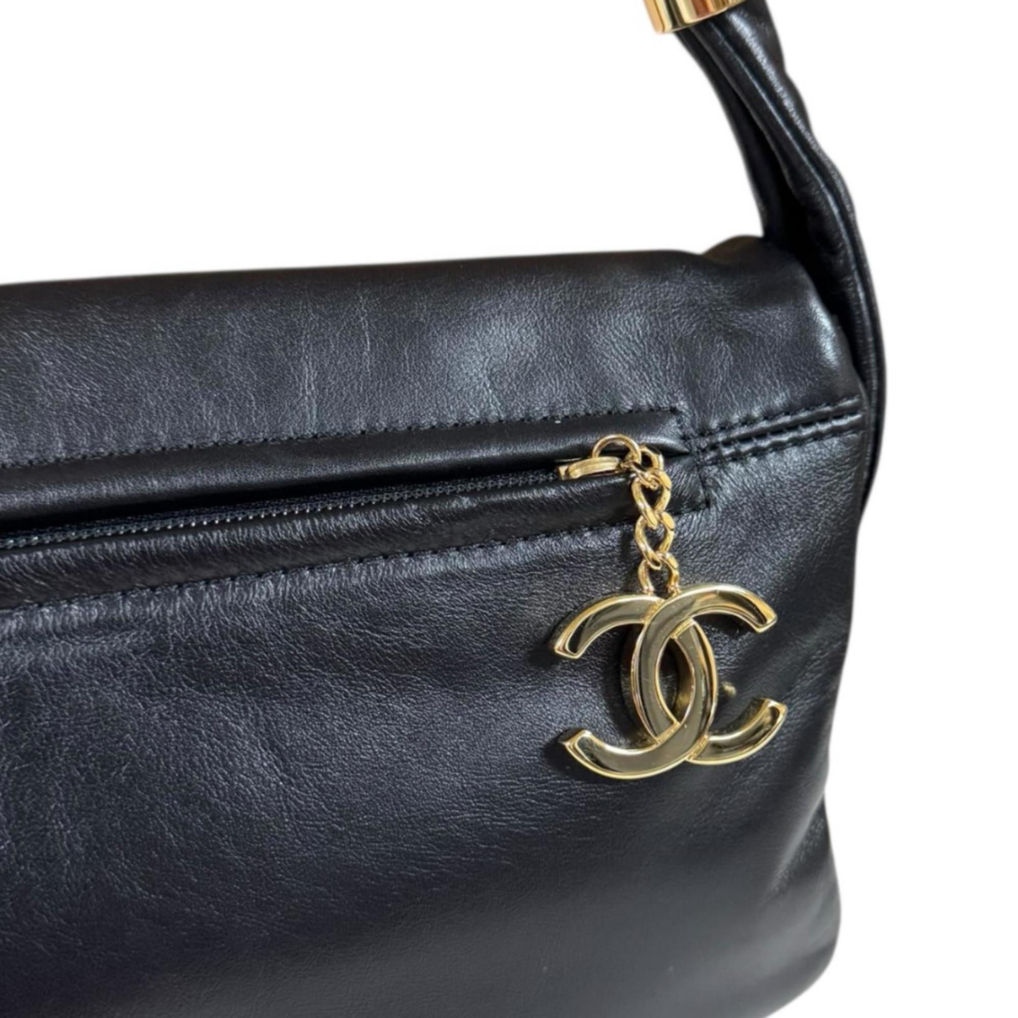 Chanel Black Leather Shoulder Bag (Pre-Owned)