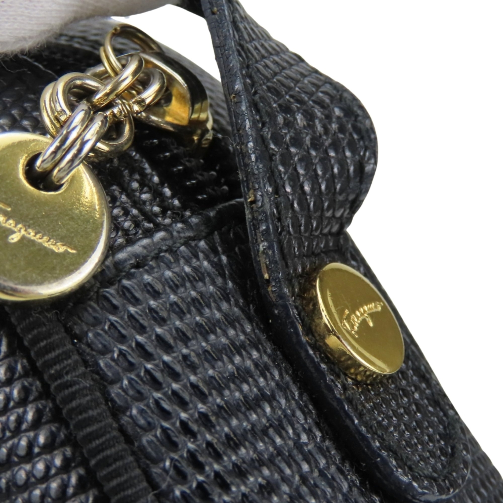 Salvatore Ferragamo Vara Black Leather Shoulder Bag (Pre-Owned)