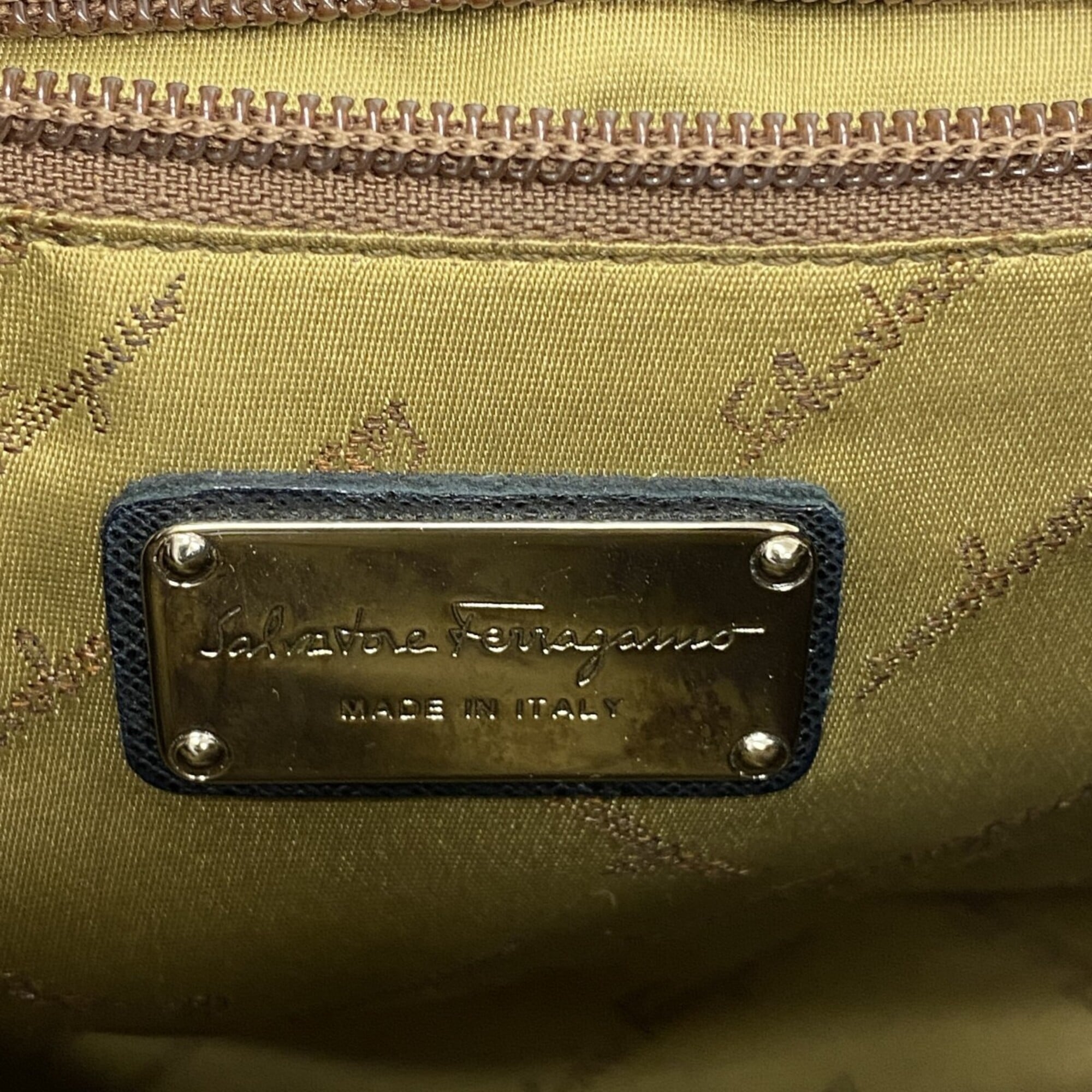 Salvatore Ferragamo Black Leather Shoulder Bag (Pre-Owned)