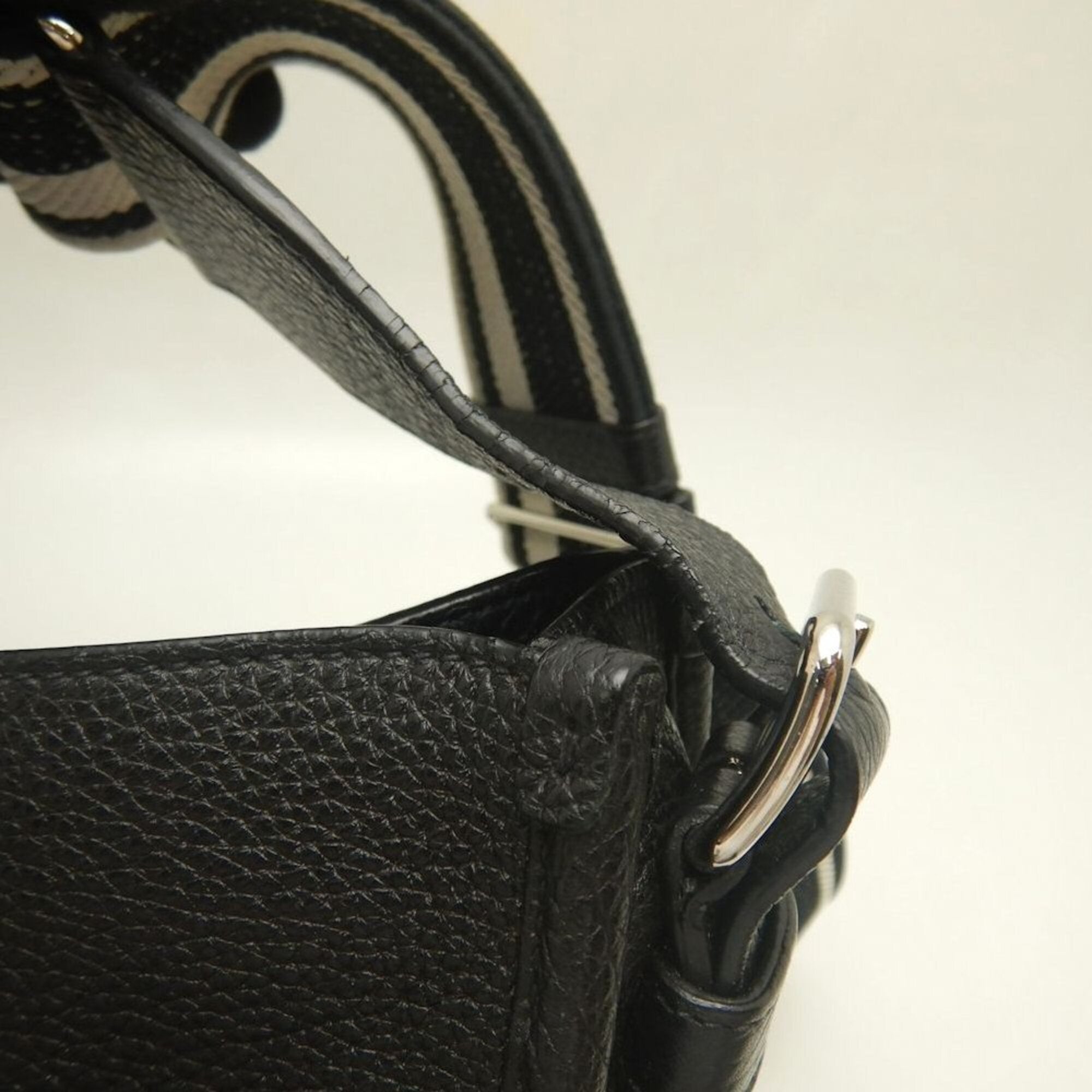Prada Nero Leather Shoulder Bag (Pre-Owned)