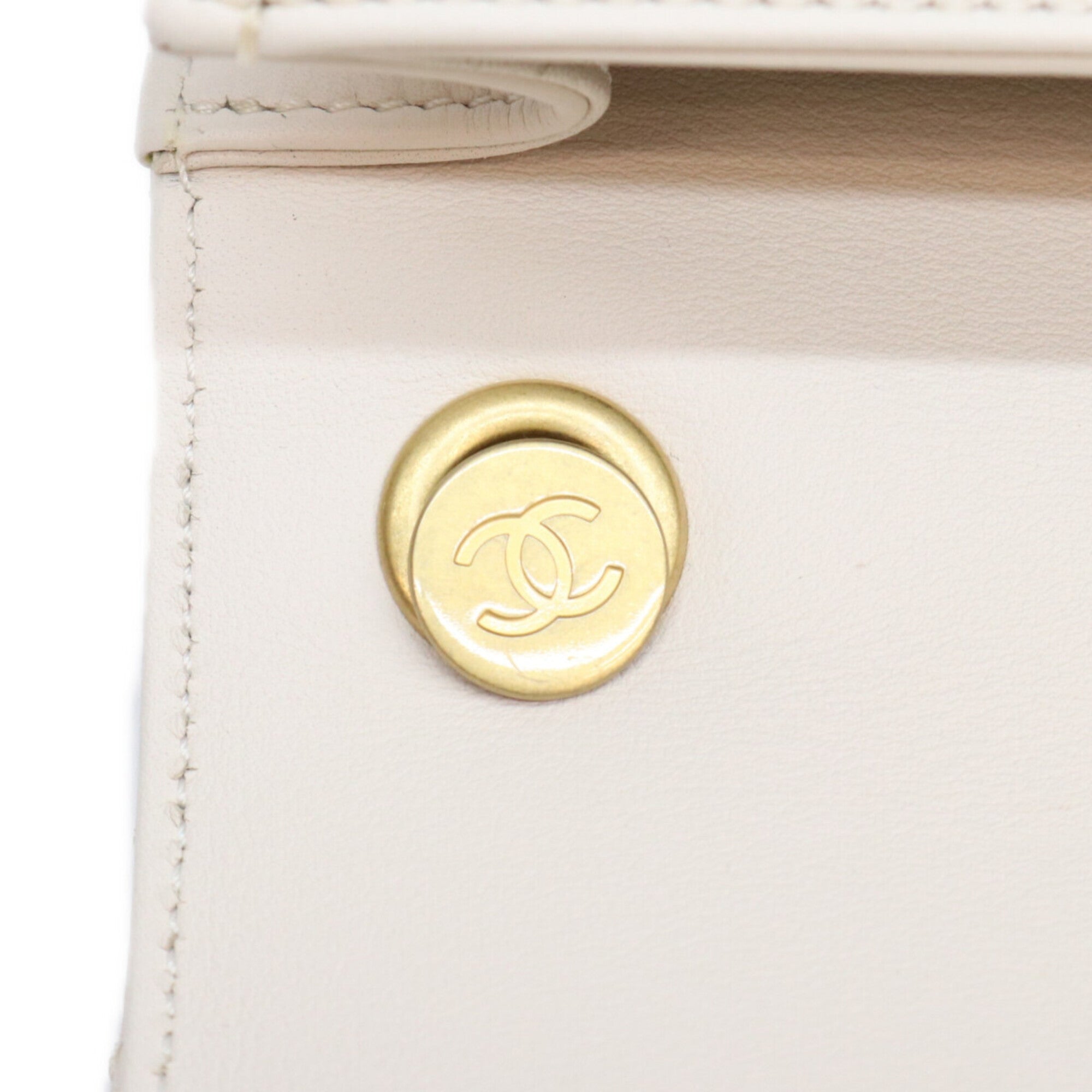 Chanel White Leather Shoulder Bag (Pre-Owned)