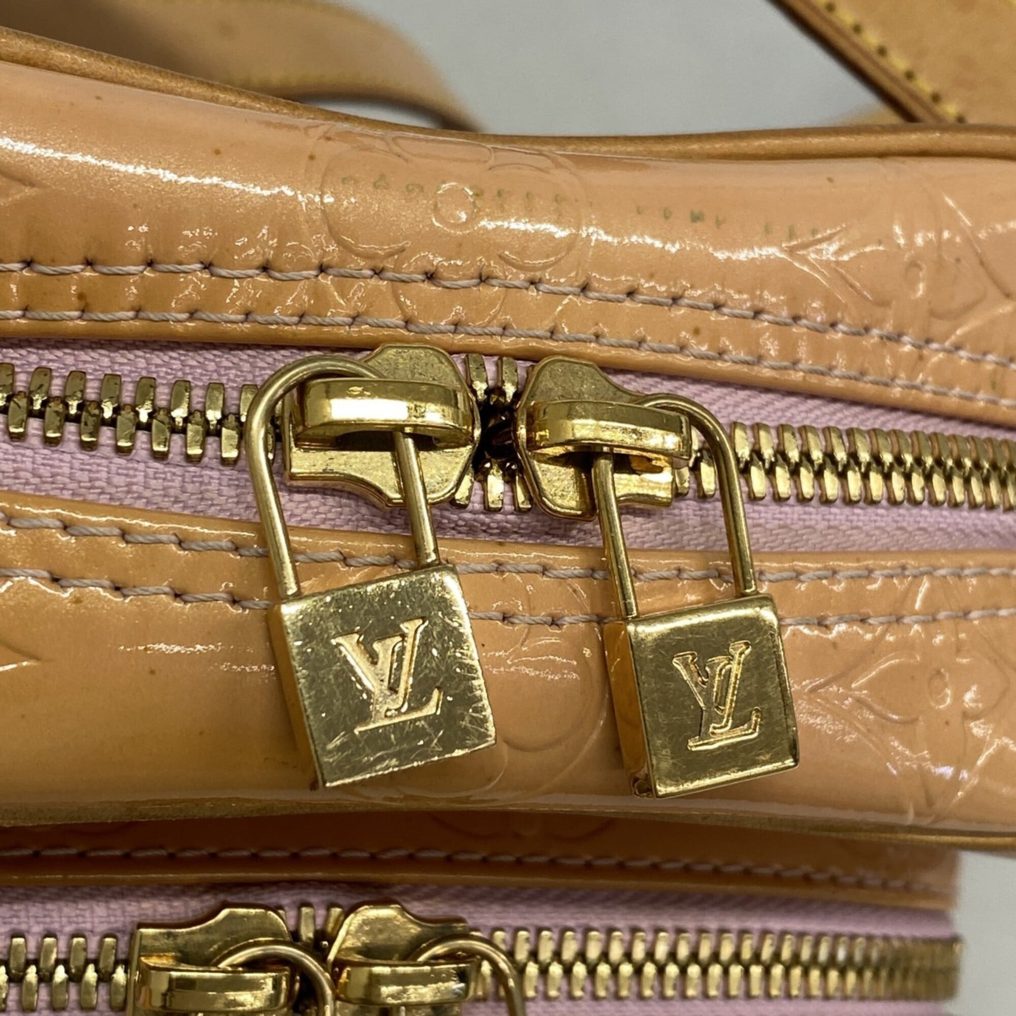 Louis Vuitton Rose Shoulder Bag (Pre-Owned)