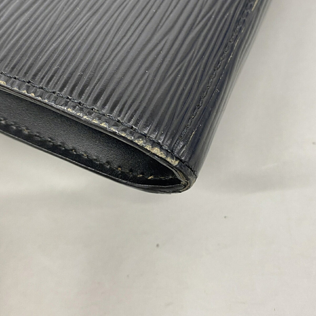 Louis Vuitton Noir Clutch Bag (Pre-Owned)