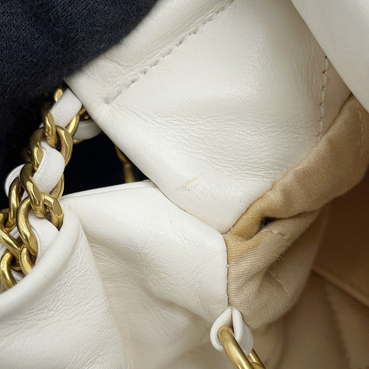 Chanel White Leather Handbag Shoulder Bag (Pre-Owned)