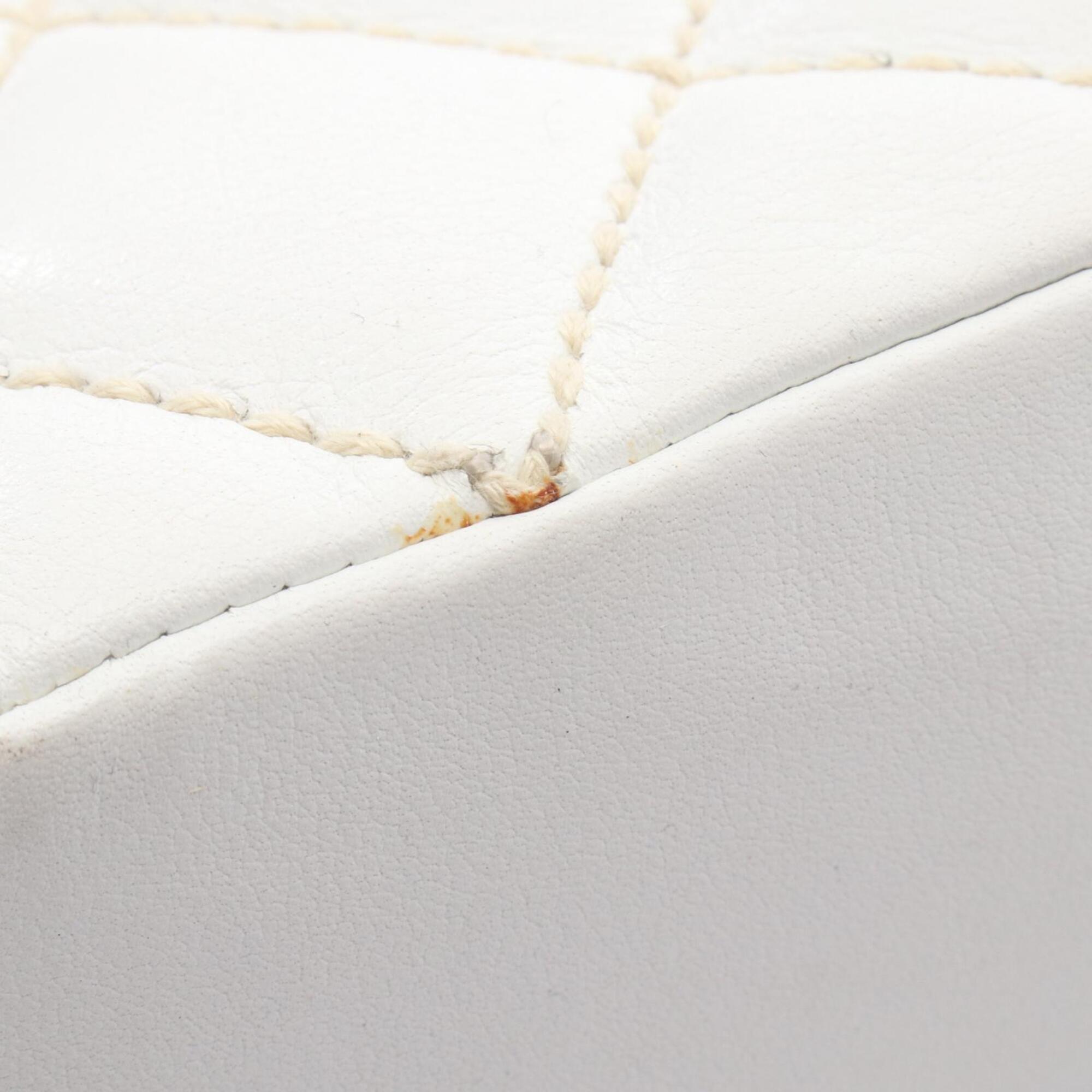 Chanel White Leather Handbag (Pre-Owned)