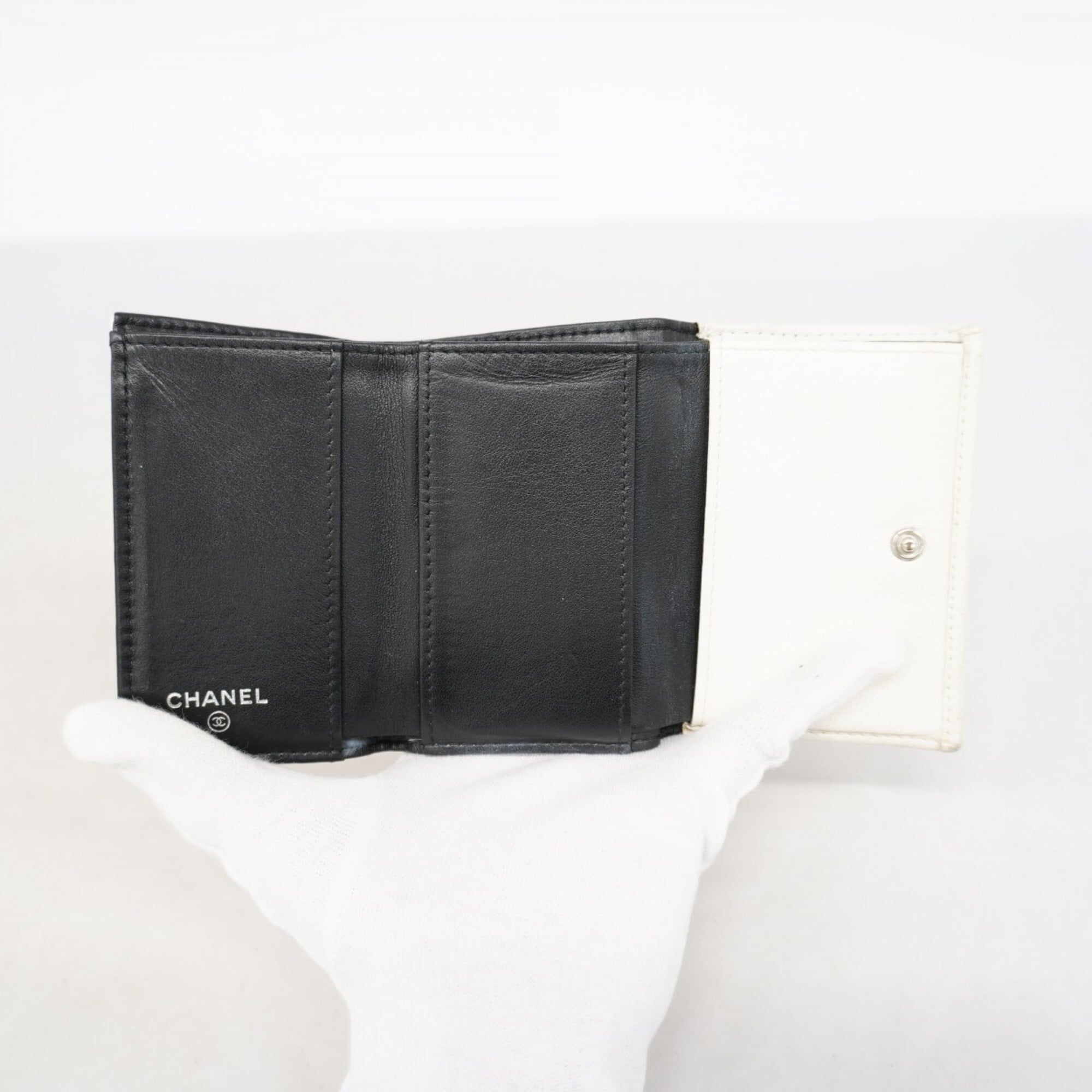 Chanel White Grained Calfskin Wallet (Tri-Fold) (Pre-Owned)