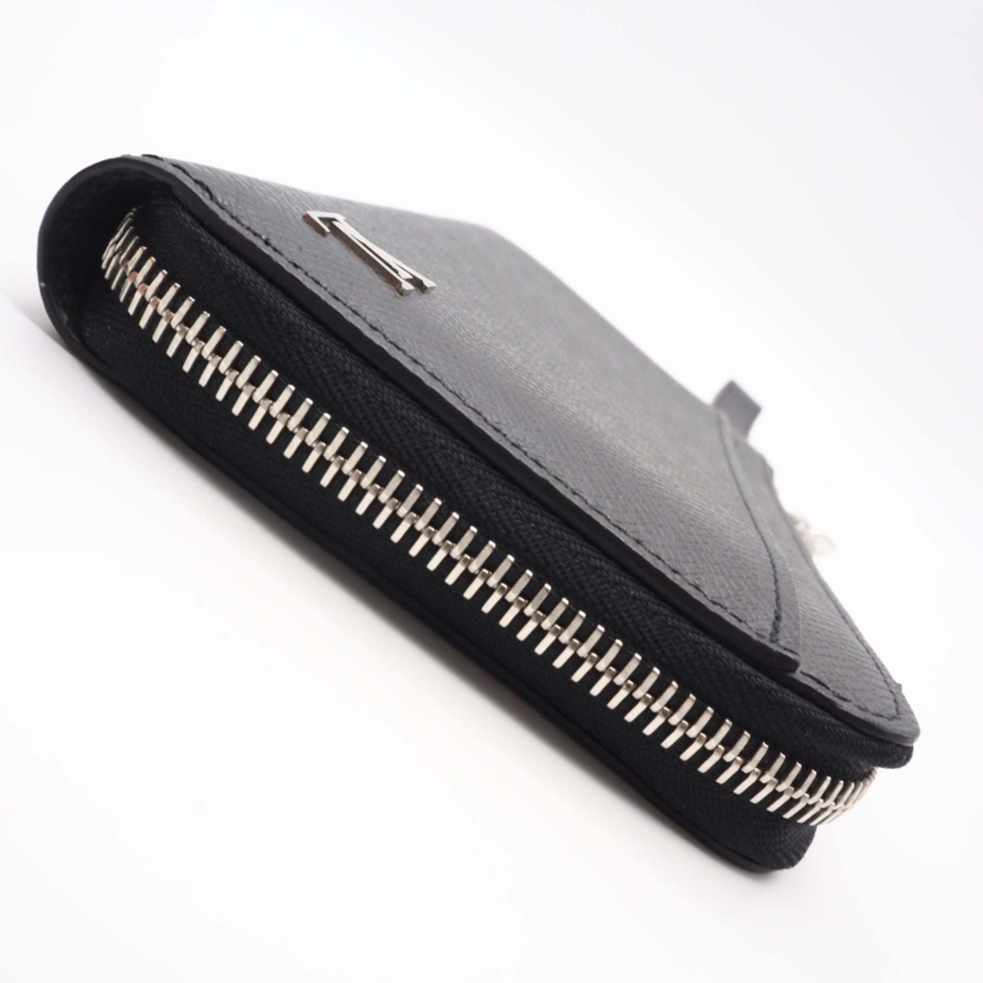 Louis Vuitton Taiga Black Leather Long Wallet (Bi-Fold) (Pre-Owned)