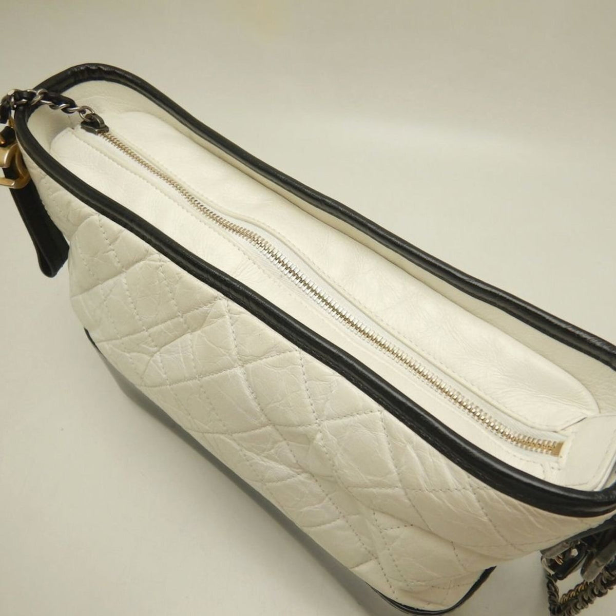 Chanel Black White Leather Shoulder Bag (Pre-Owned)