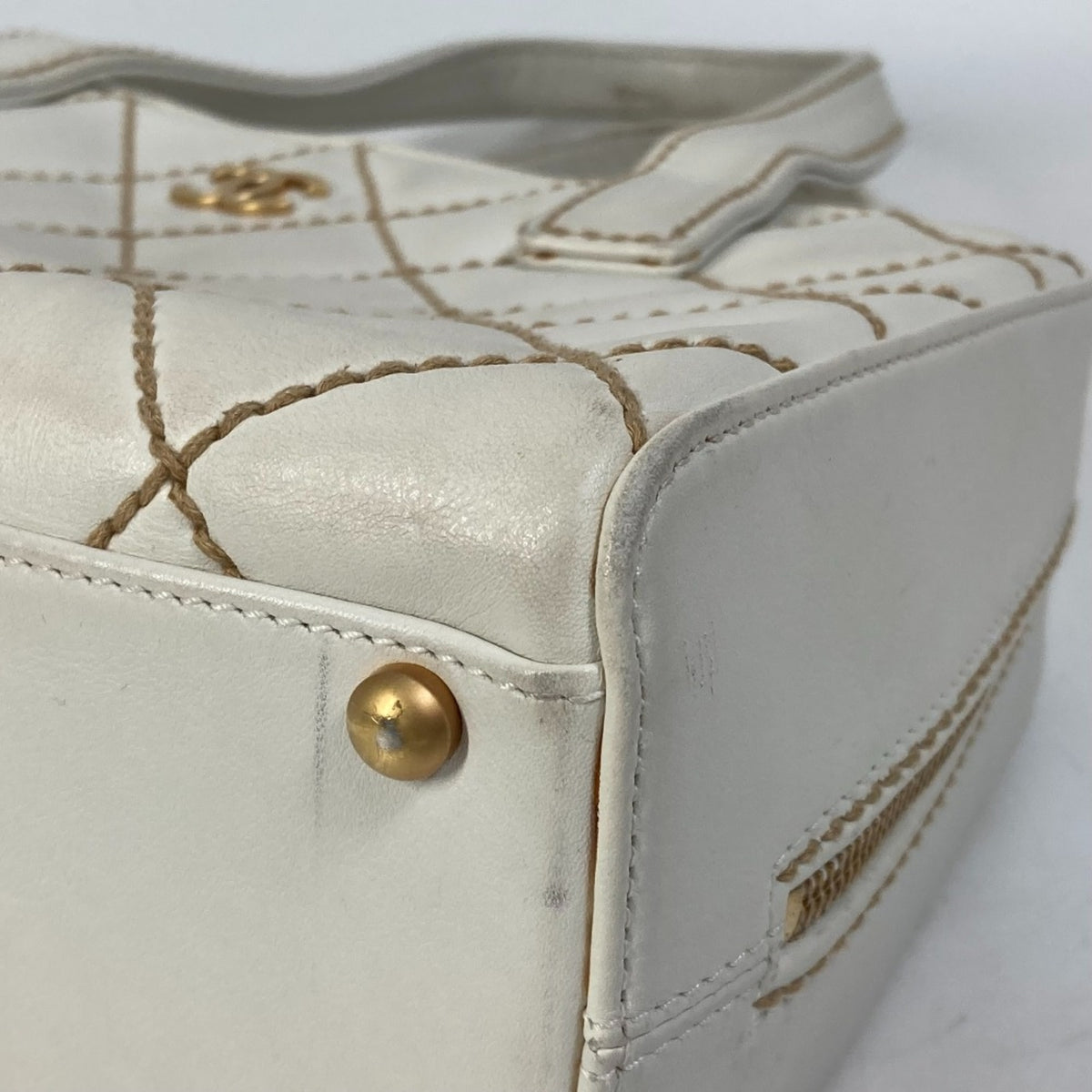 Chanel White Leather Handbag (Pre-Owned)