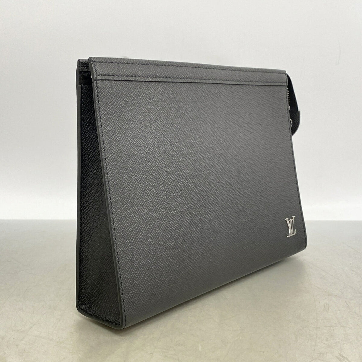 Louis Vuitton Noir Clutch Bag (Pre-Owned)