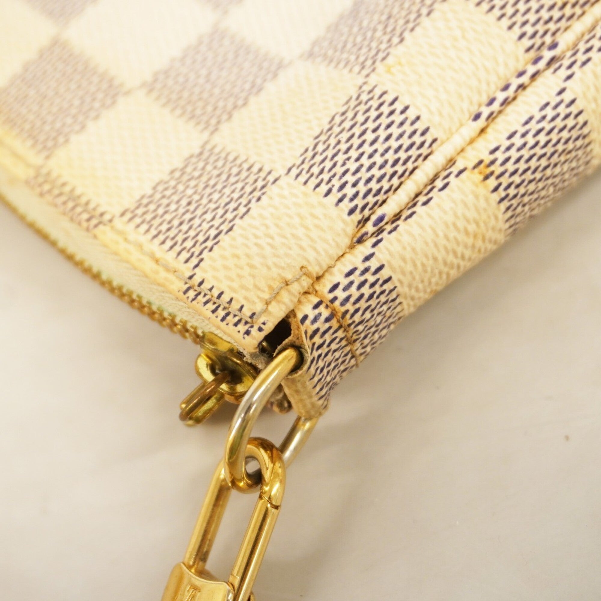Louis Vuitton White Pouch (Pre-Owned)